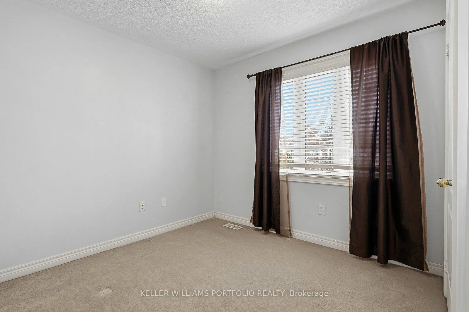 Photo 34 of 32 Warnford Circle, Ajax, Northeast Ajax — HOMEH