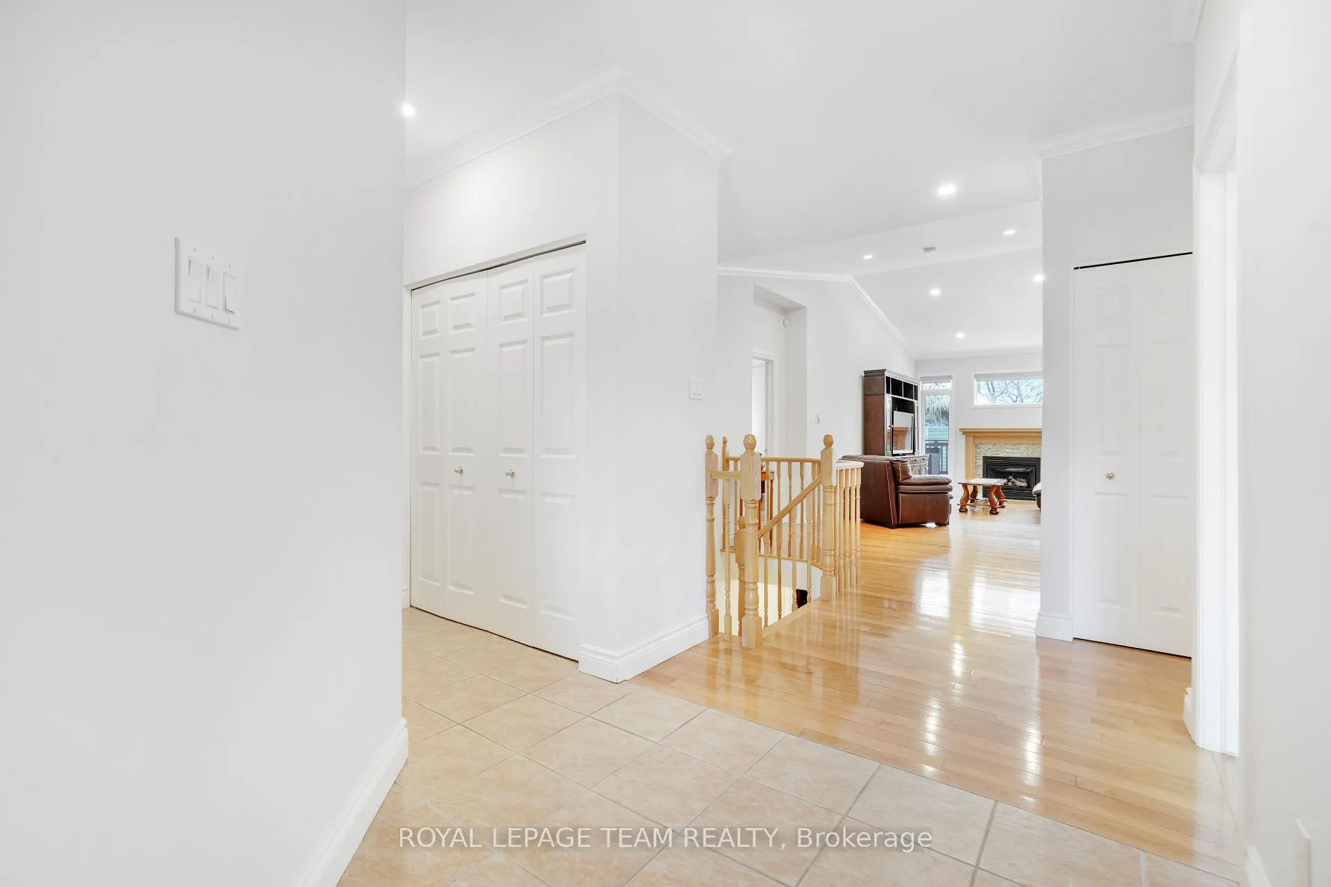 Photo 7 of 114 Bartlett Private, Ottawa, Hunt Club/Western Community — HOMEH