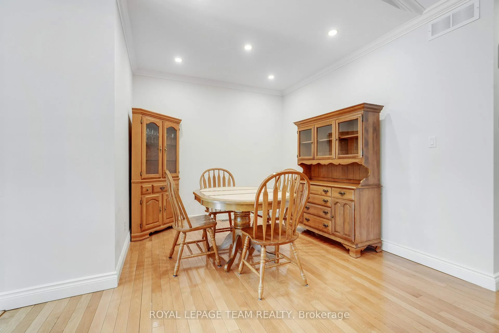 Photo 15 of 114 Bartlett Private, Ottawa, Hunt Club/Western Community — HOMEH