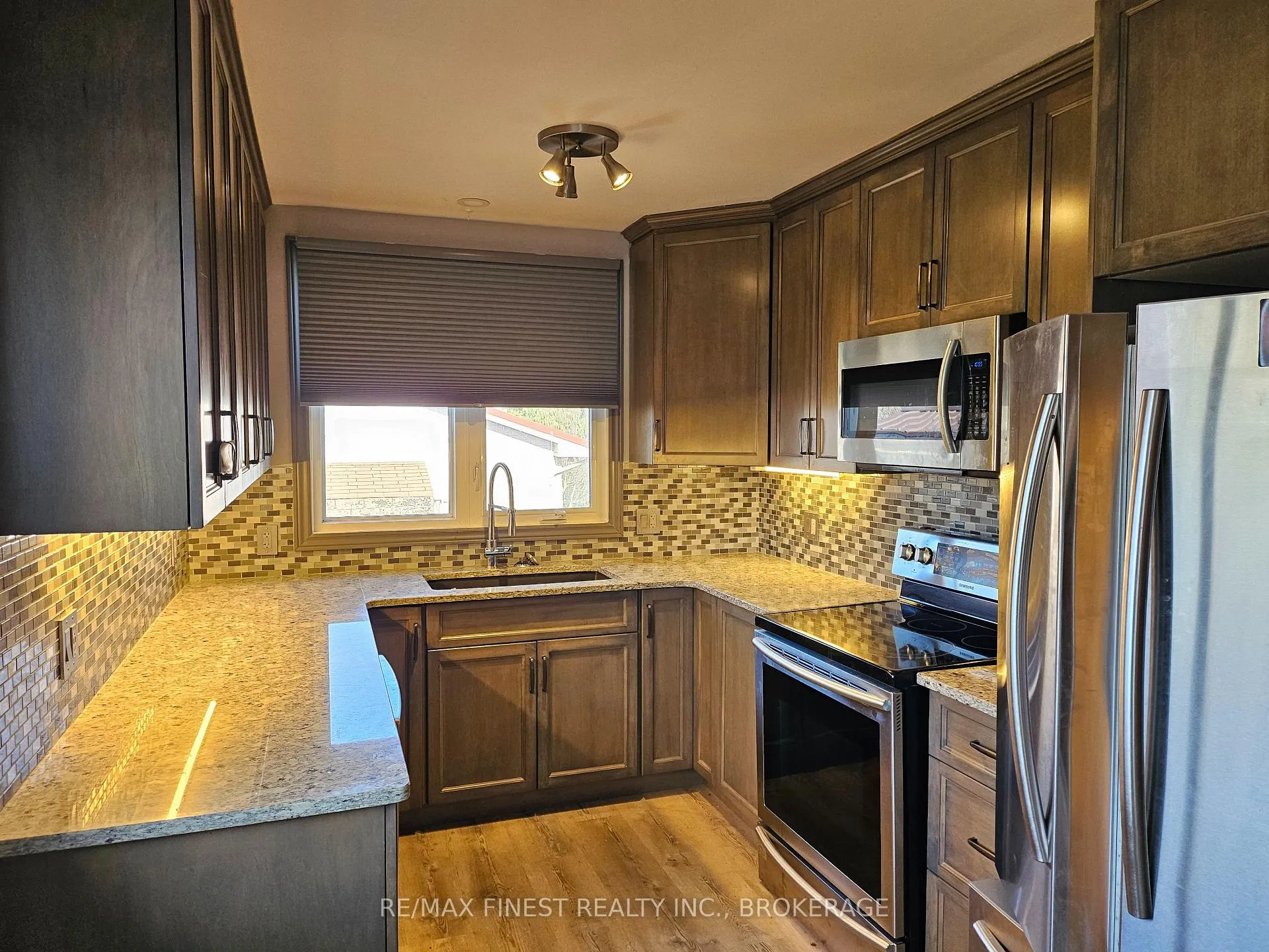 Photo 3 of 86 Chesterfield Drive, Loyalist, Amherstview — HOMEH