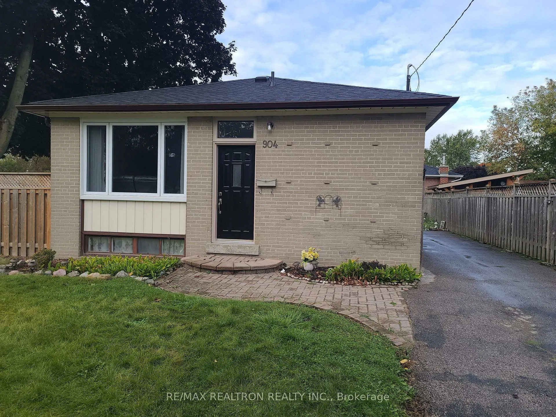 Front of 904 Donovan Crescent
