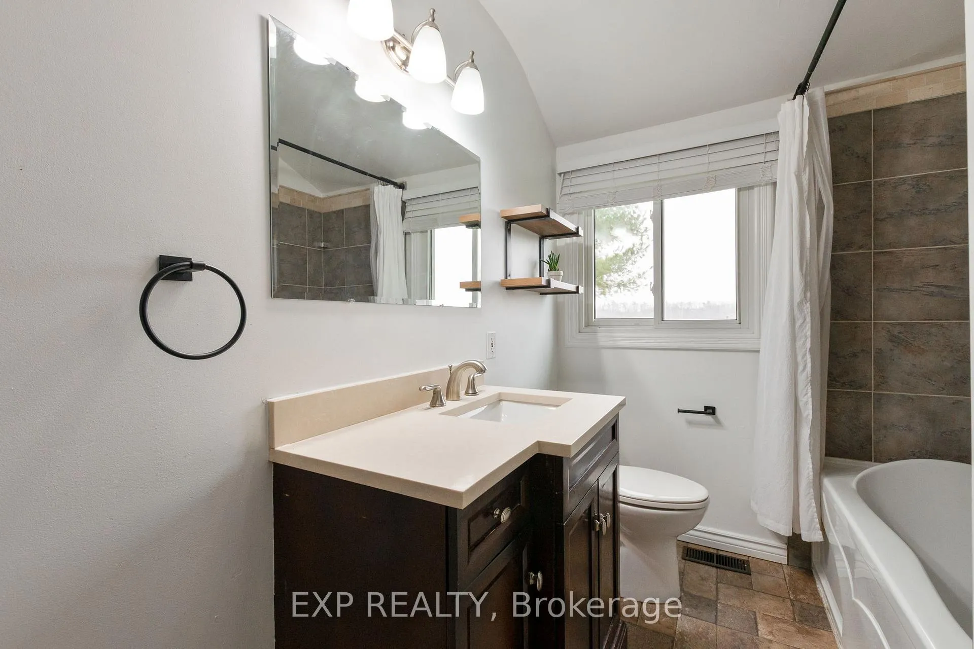 Photo 19 of 9347 Longwoods Road, Middlesex Centre, Delaware Town — HOMEH