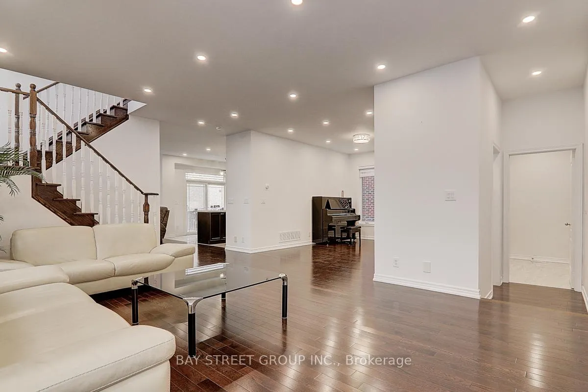 Photo 4 of 201 Bilbrough Street, Aurora, Bayview Northeast — HOMEH