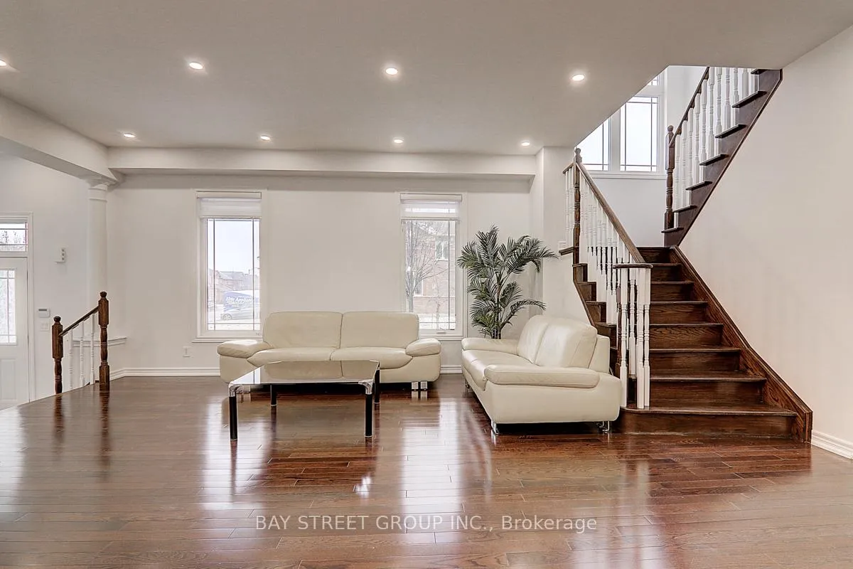 Photo 5 of 201 Bilbrough Street, Aurora, Bayview Northeast — HOMEH