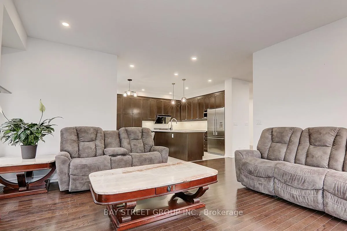 Photo 8 of 201 Bilbrough Street, Aurora, Bayview Northeast — HOMEH
