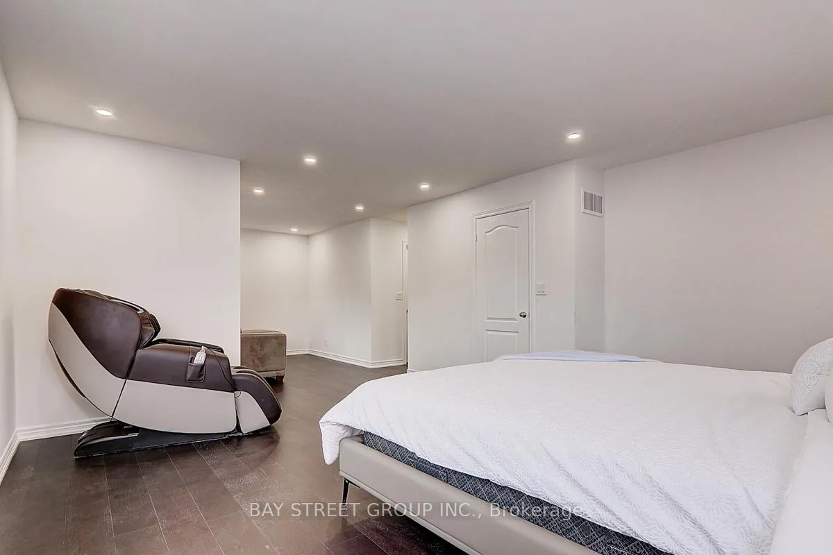 Photo 15 of 201 Bilbrough Street, Aurora, Bayview Northeast — HOMEH