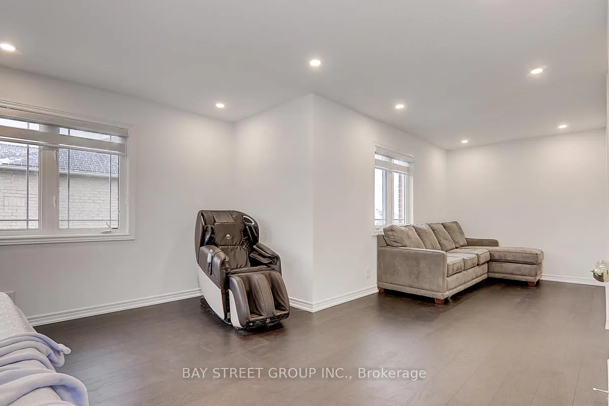 Photo 16 of 201 Bilbrough Street, Aurora, Bayview Northeast — HOMEH