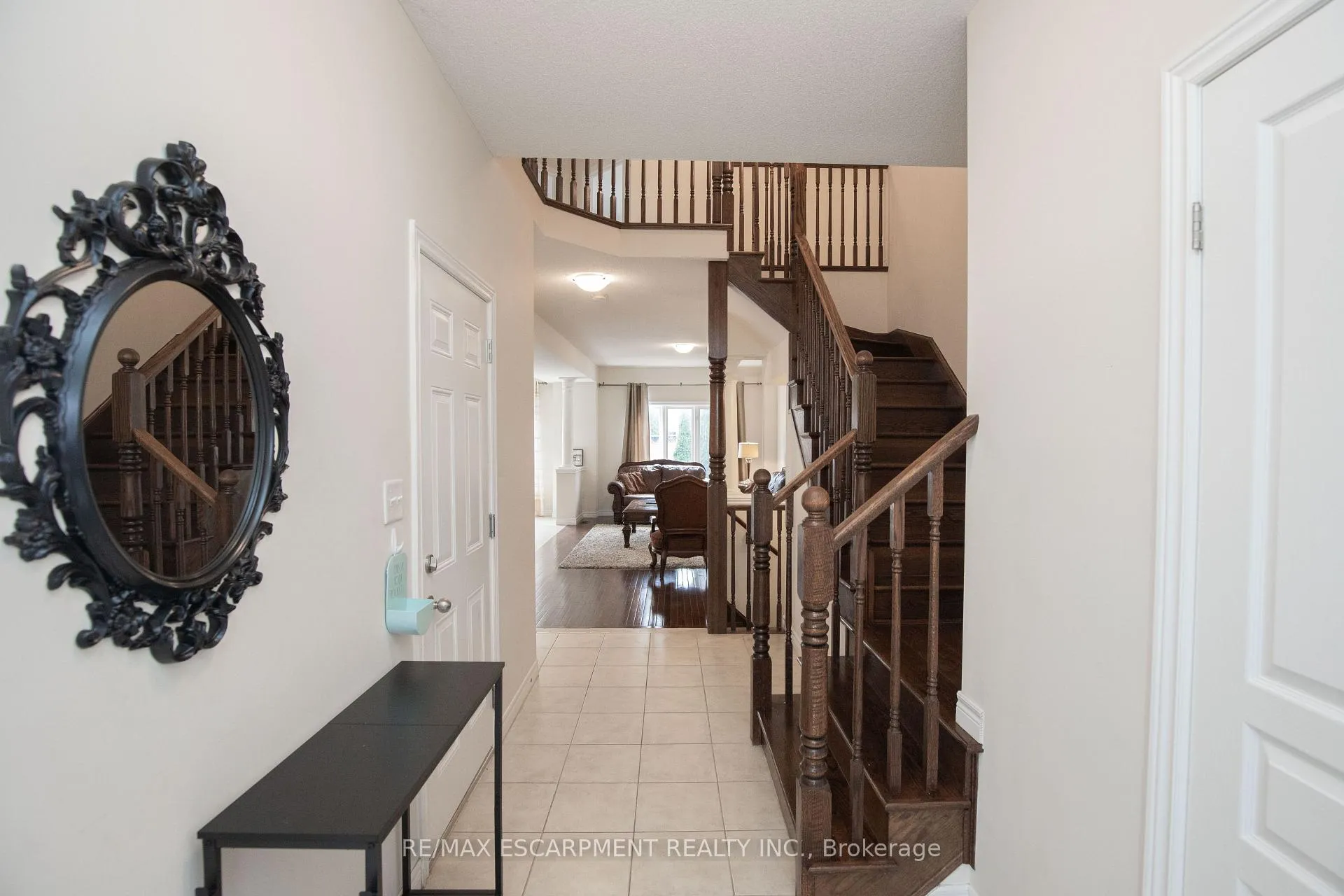 Photo 3 of 331 Stonehenge Drive, Hamilton, Meadowlands — HOMEH