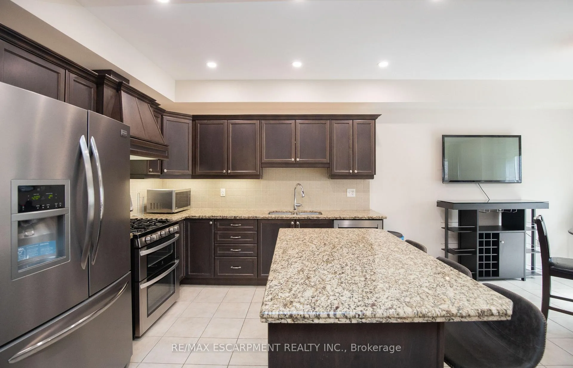 Photo 6 of 331 Stonehenge Drive, Hamilton, Meadowlands — HOMEH