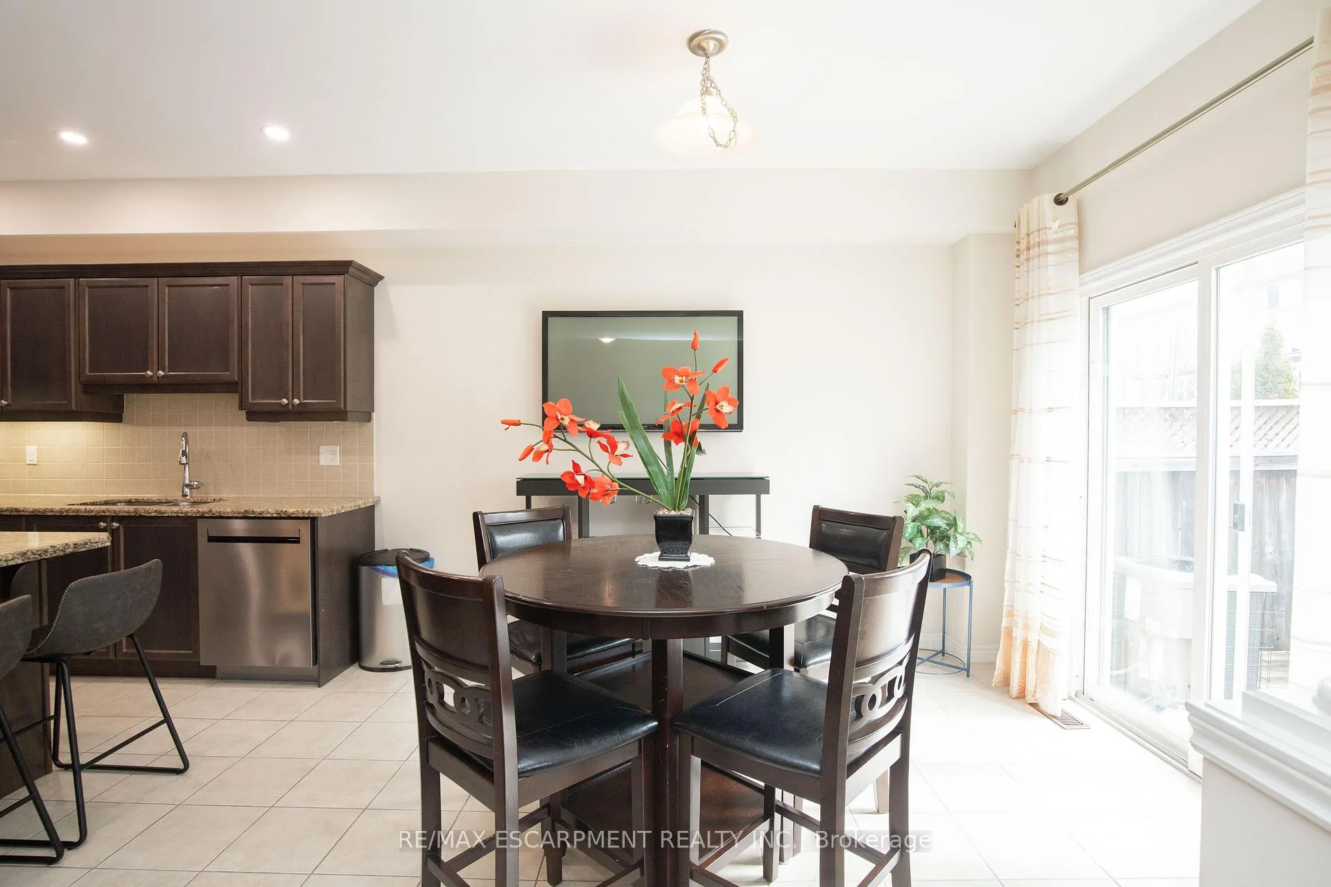 Photo 21 of 331 Stonehenge Drive, Hamilton, Meadowlands — HOMEH