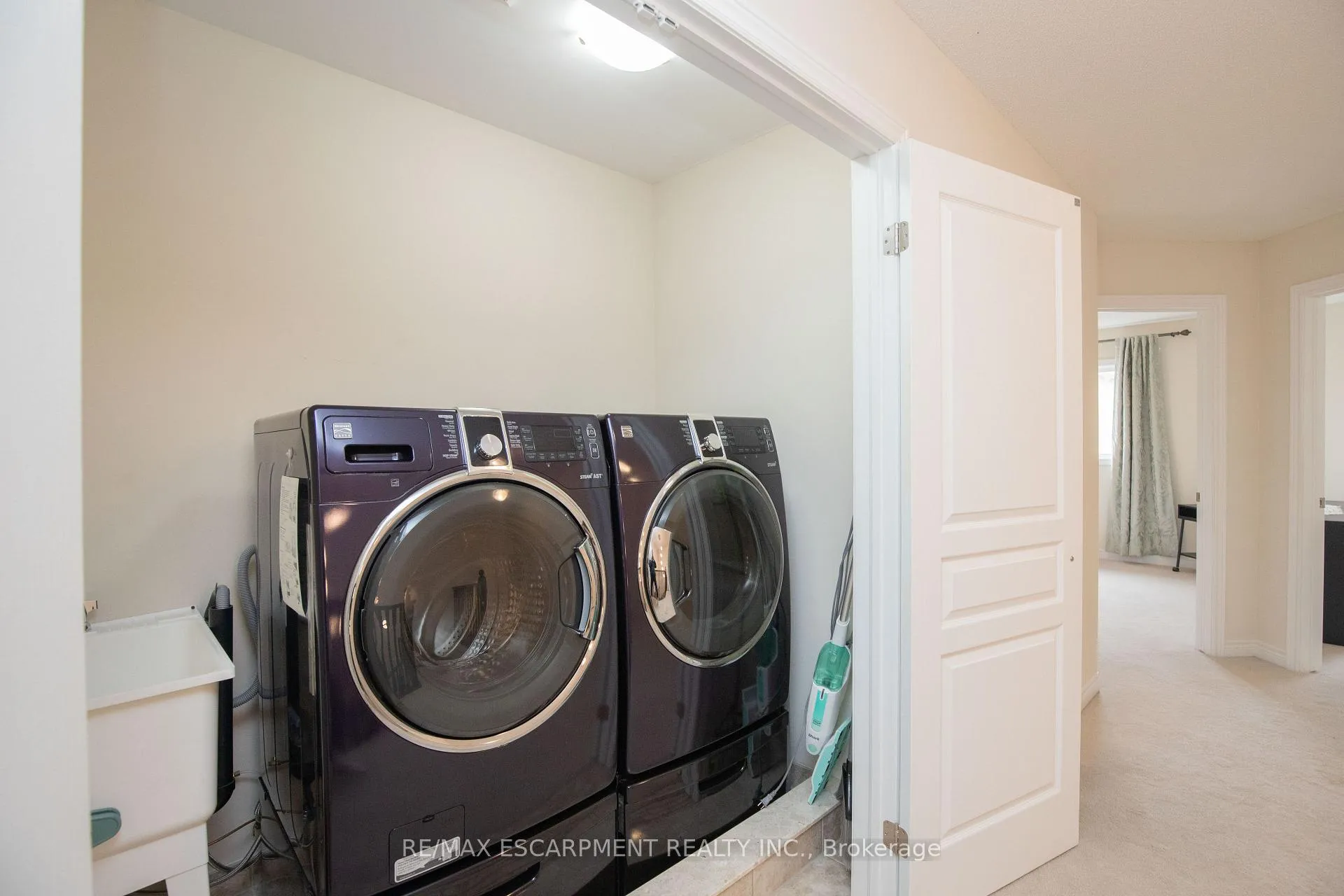 Photo 26 of 331 Stonehenge Drive, Hamilton, Meadowlands — HOMEH