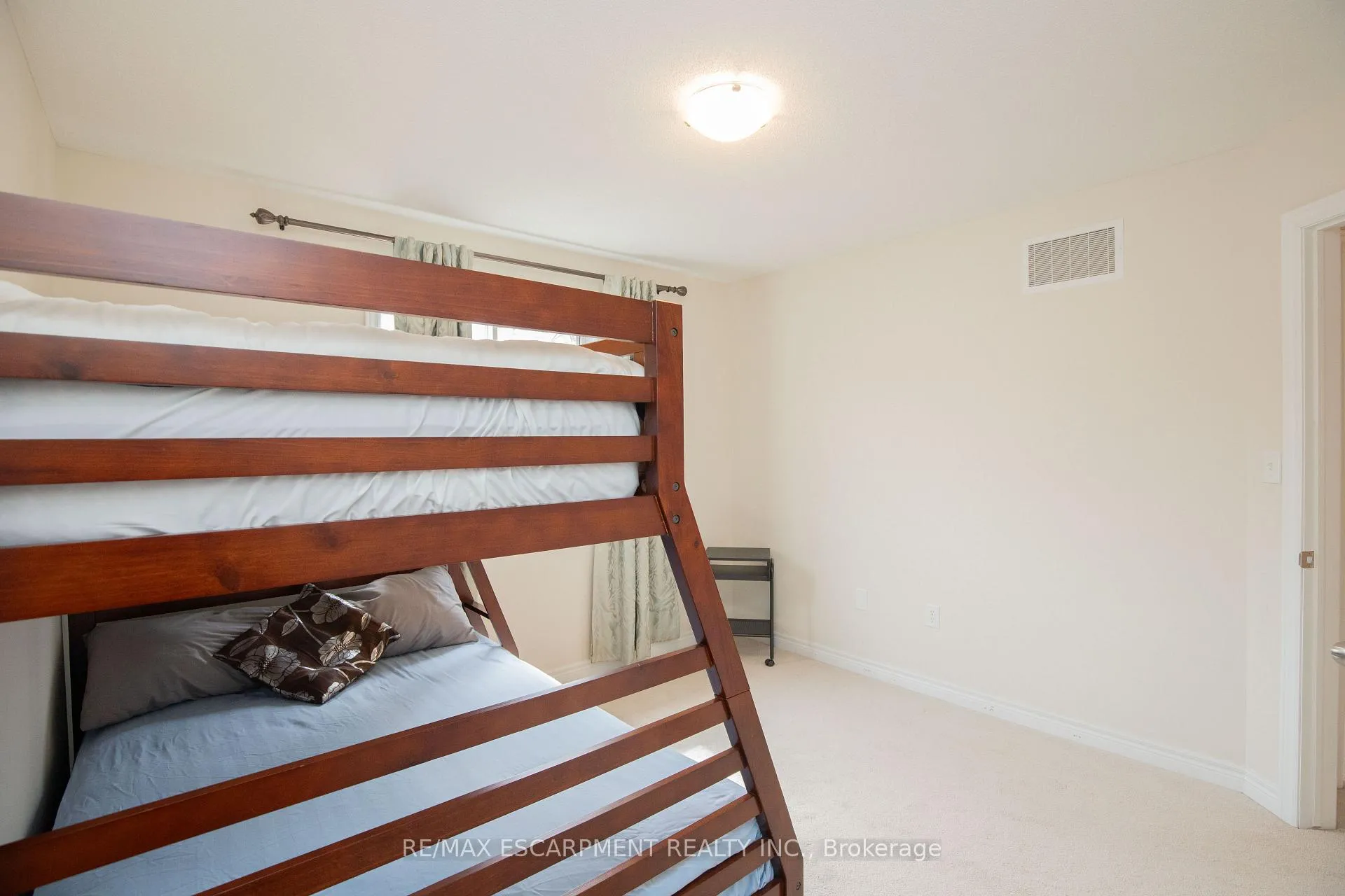 Photo 29 of 331 Stonehenge Drive, Hamilton, Meadowlands — HOMEH