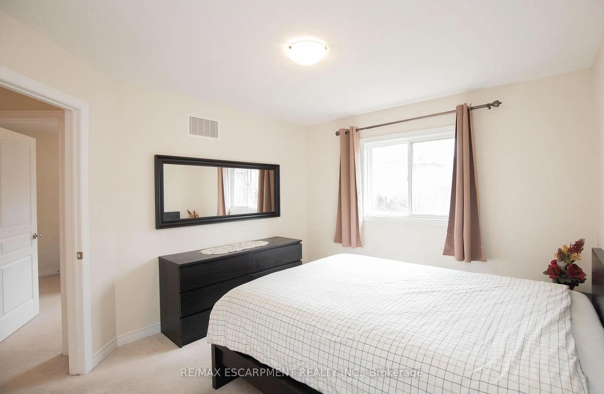 Photo 32 of 331 Stonehenge Drive, Hamilton, Meadowlands — HOMEH