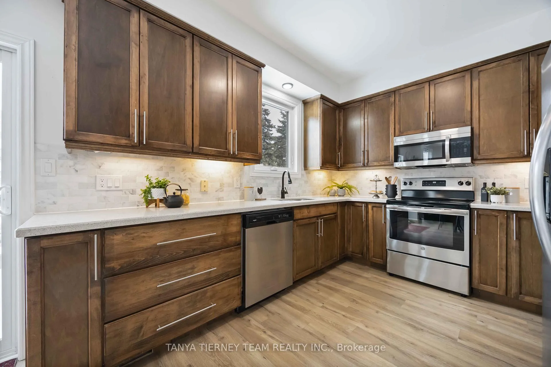 Photo 16 of 140 Vipond Road, Whitby, Brooklin — HOMEH