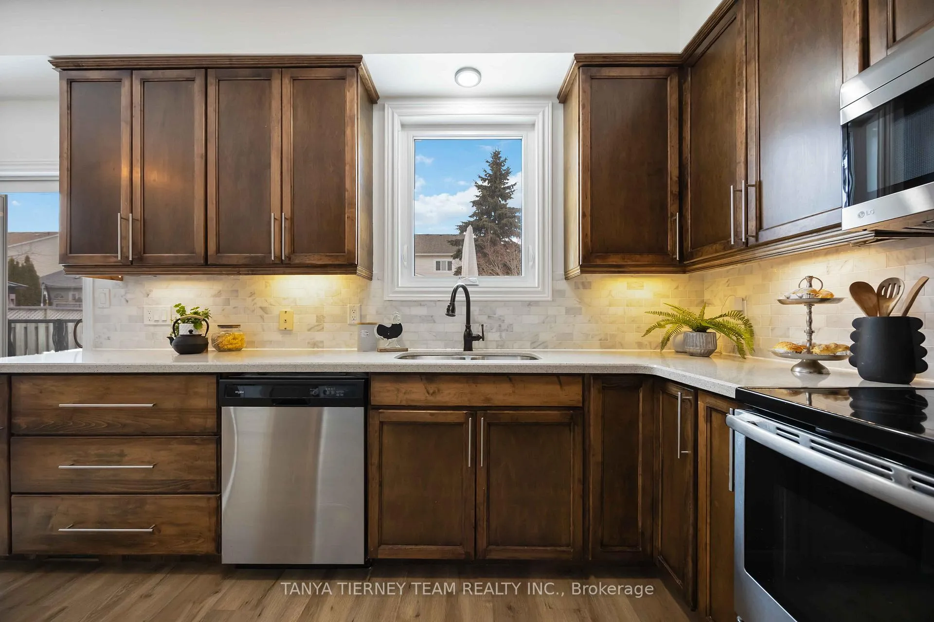 Photo 19 of 140 Vipond Road, Whitby, Brooklin — HOMEH
