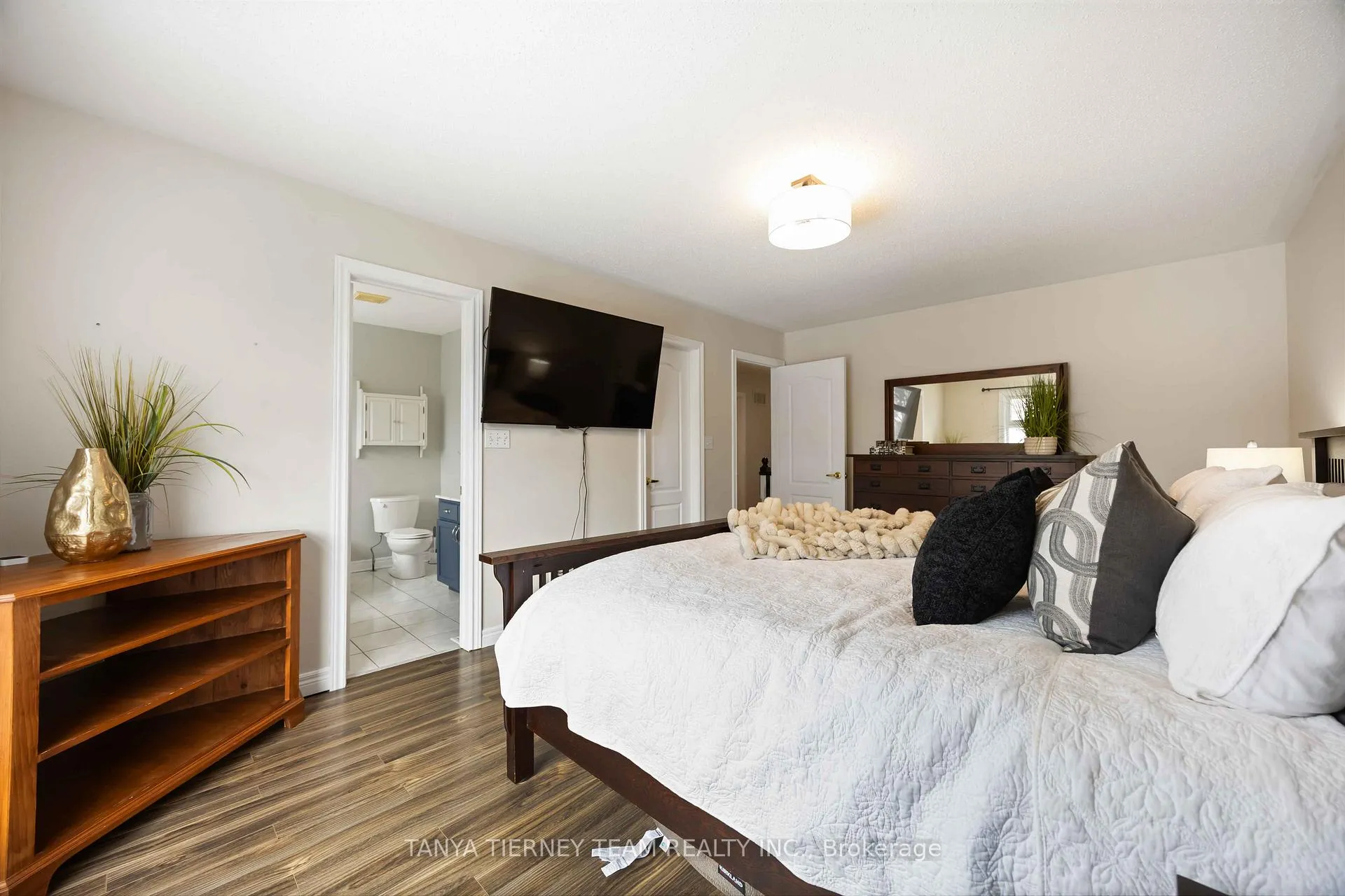 Photo 25 of 140 Vipond Road, Whitby, Brooklin — HOMEH