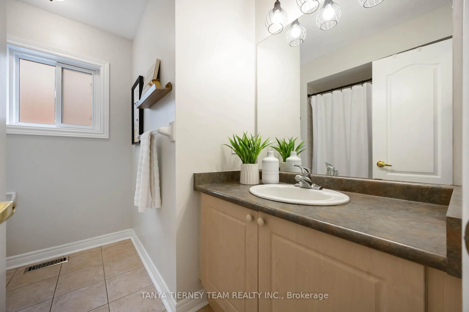 Photo 32 of 140 Vipond Road, Whitby, Brooklin — HOMEH