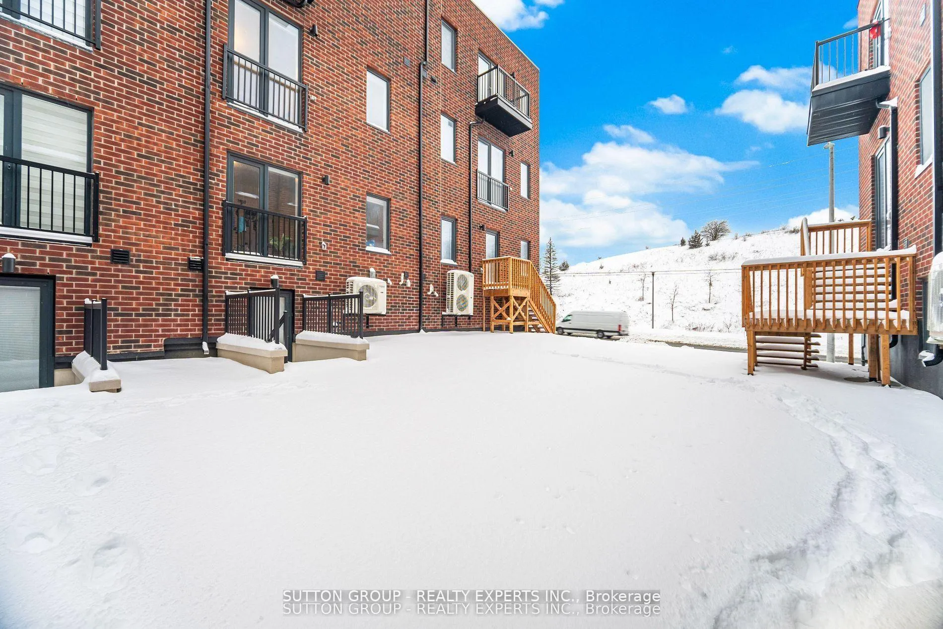 Photo 2 of 5 Taylor Court, Caledon, Bolton West — HOMEH
