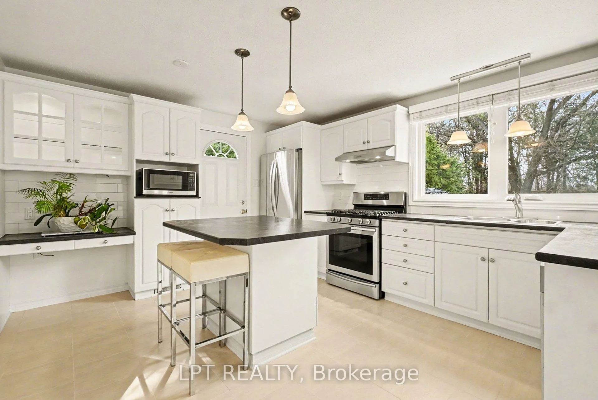 Photo 3 of 38 Lindhurst Crescent, Ottawa, Briargreen — HOMEH