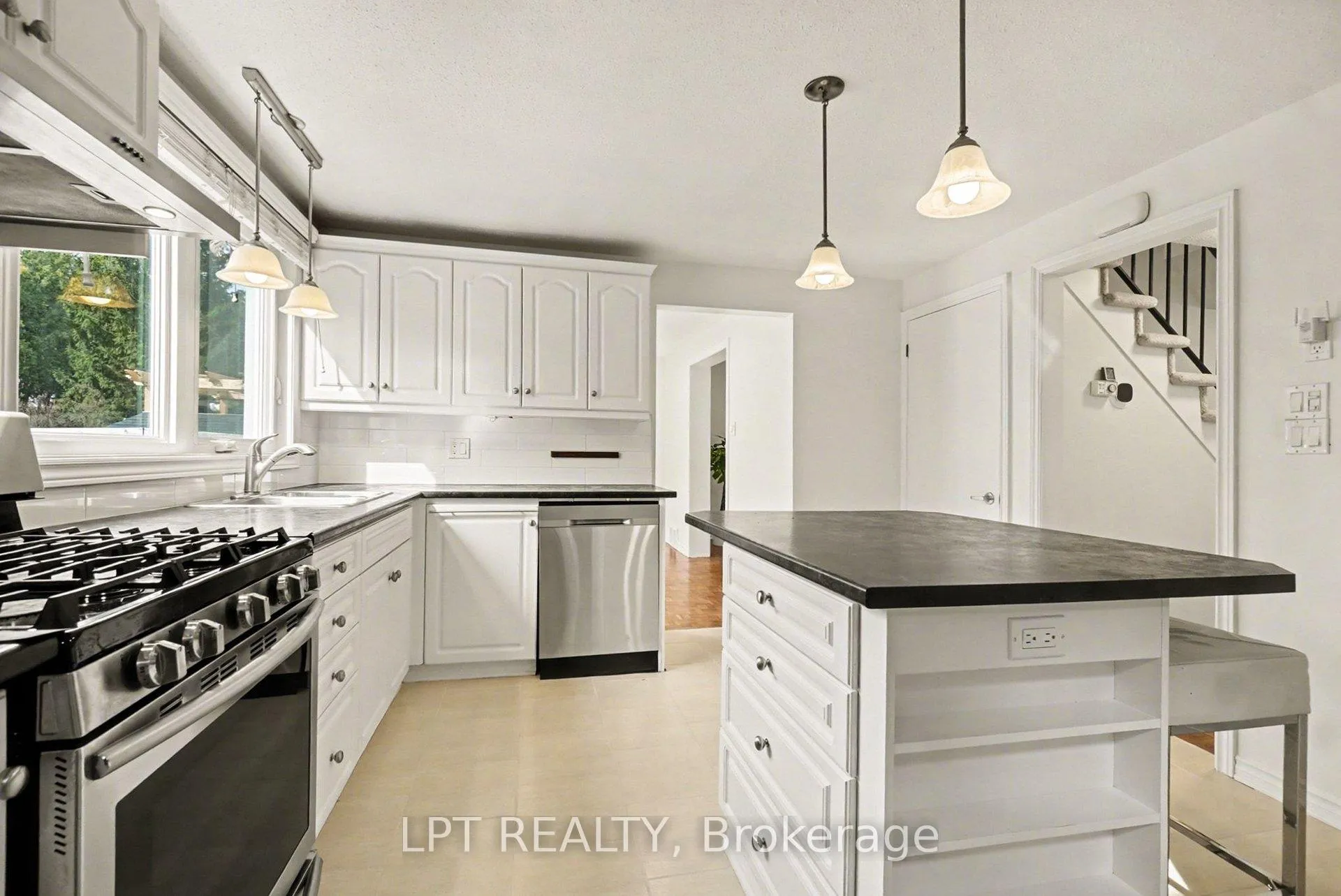 Photo 4 of 38 Lindhurst Crescent, Ottawa, Briargreen — HOMEH