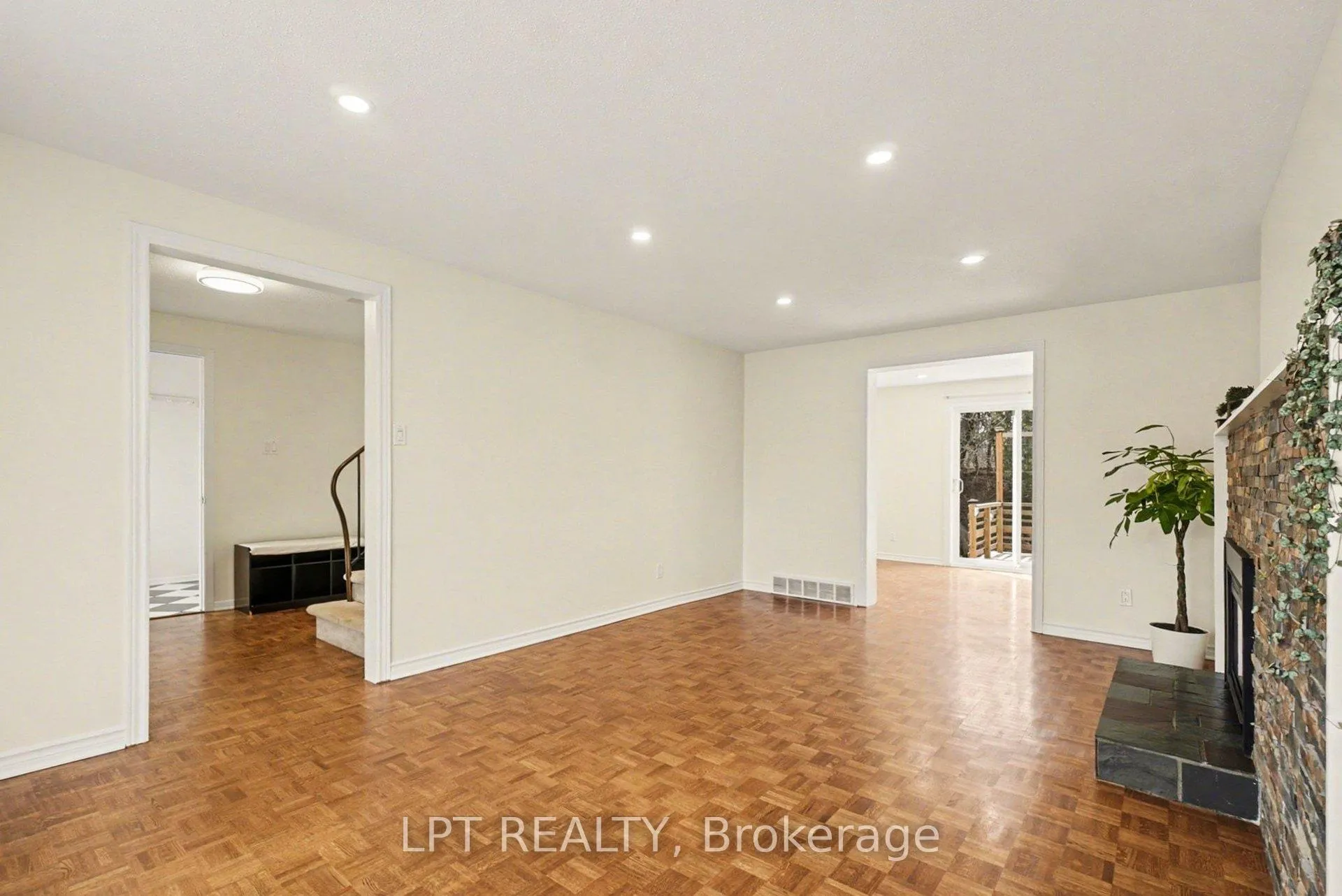 Photo 8 of 38 Lindhurst Crescent, Ottawa, Briargreen — HOMEH