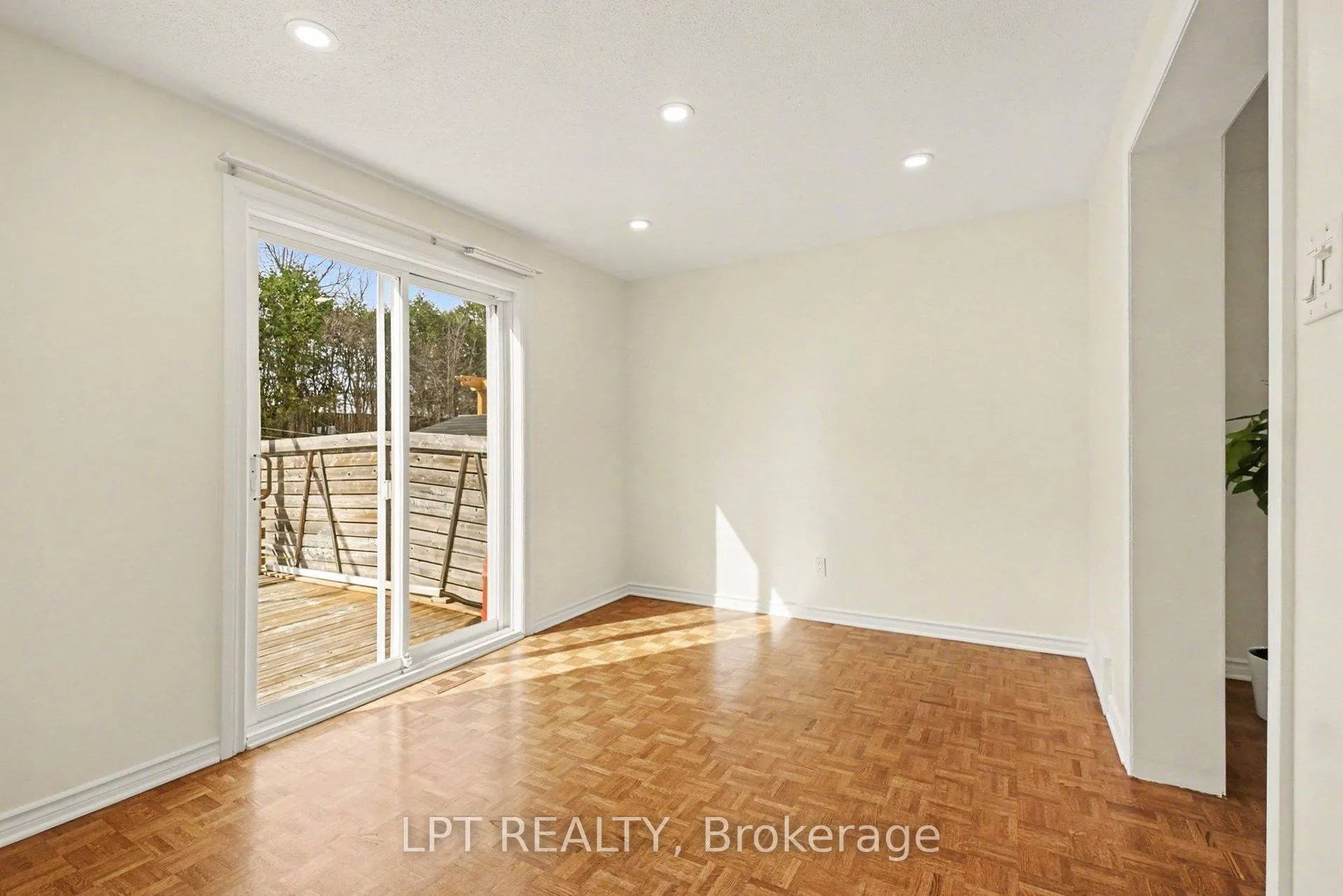 Photo 10 of 38 Lindhurst Crescent, Ottawa, Briargreen — HOMEH