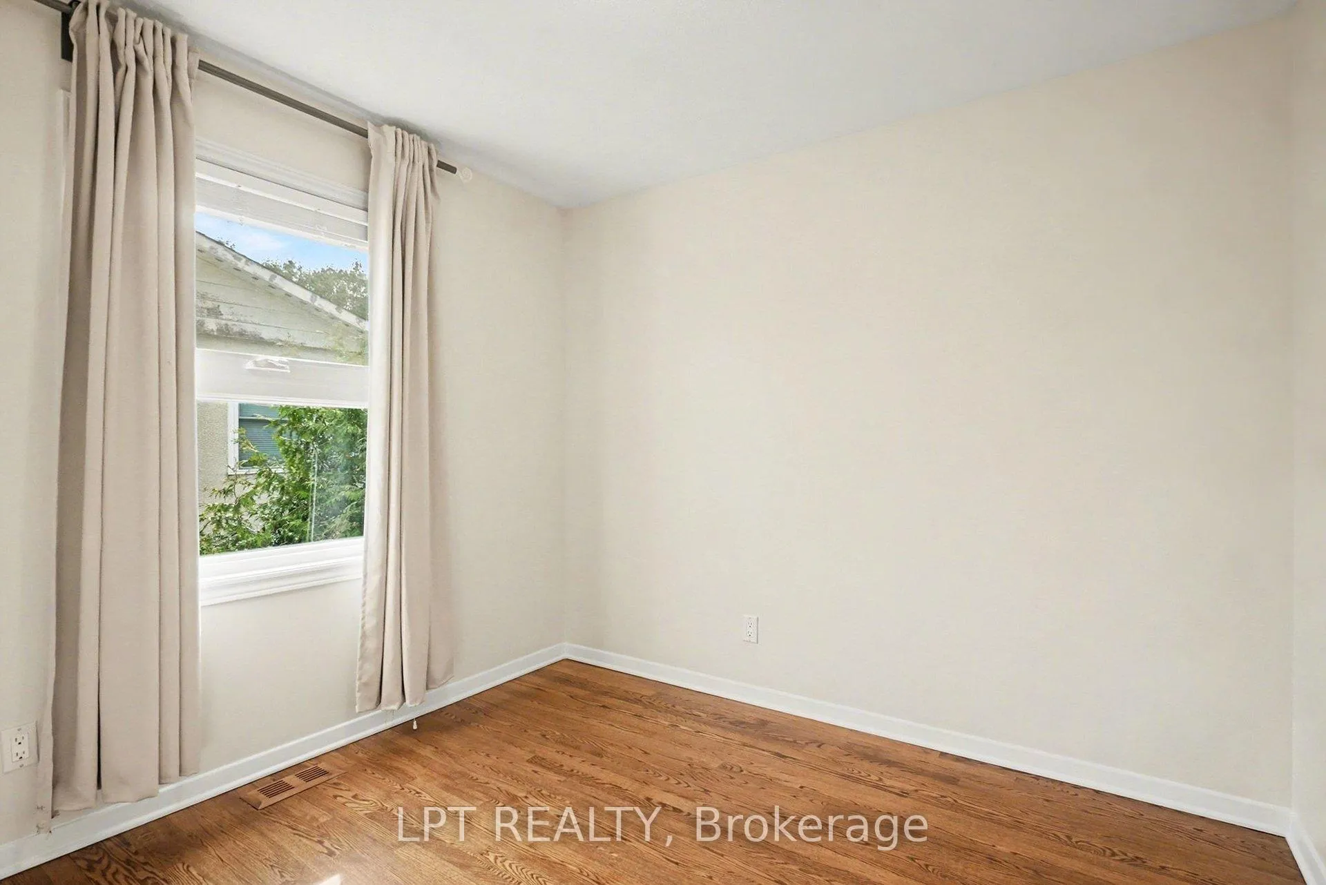 Photo 21 of 38 Lindhurst Crescent, Ottawa, Briargreen — HOMEH