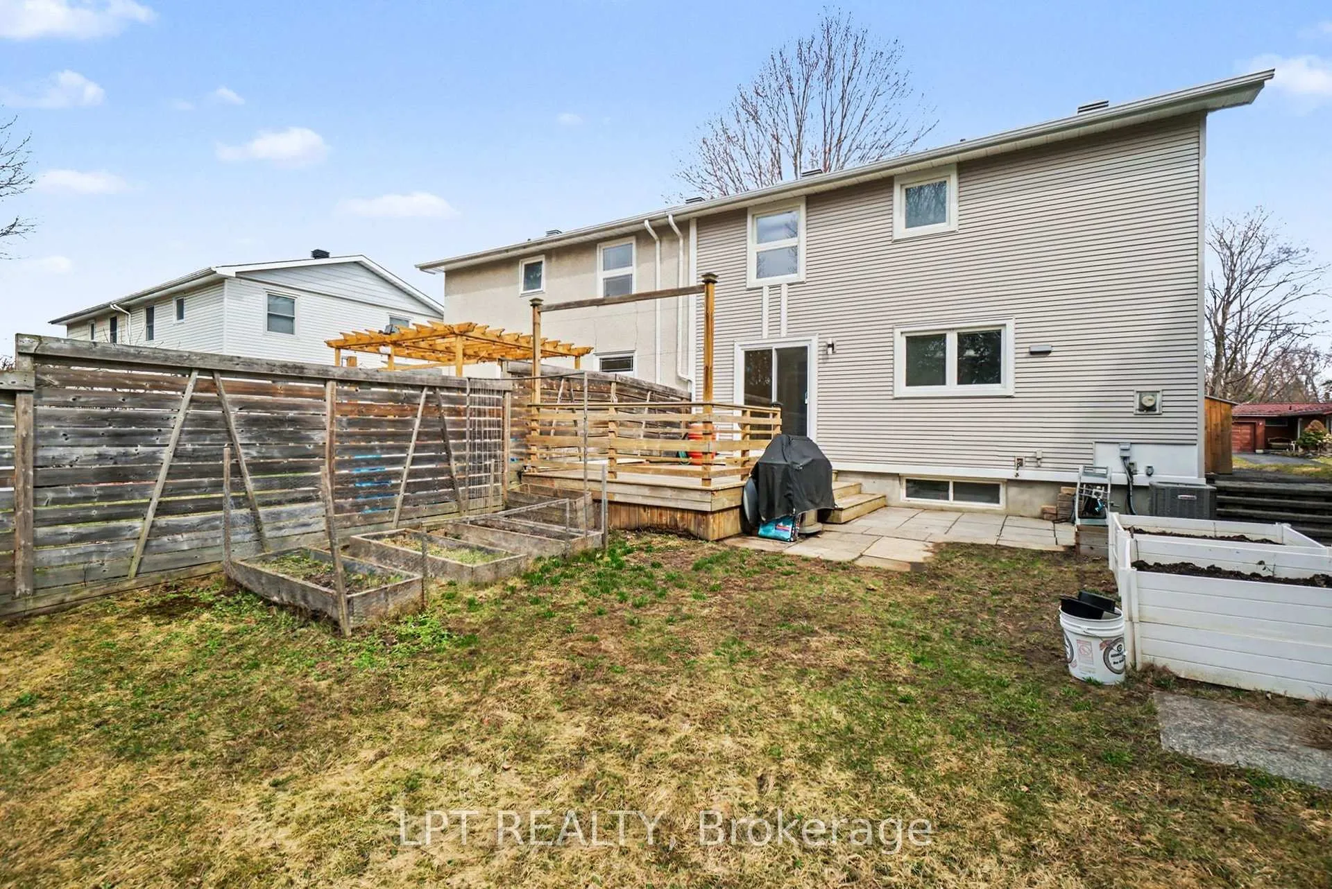 Photo 24 of 38 Lindhurst Crescent, Ottawa, Briargreen — HOMEH