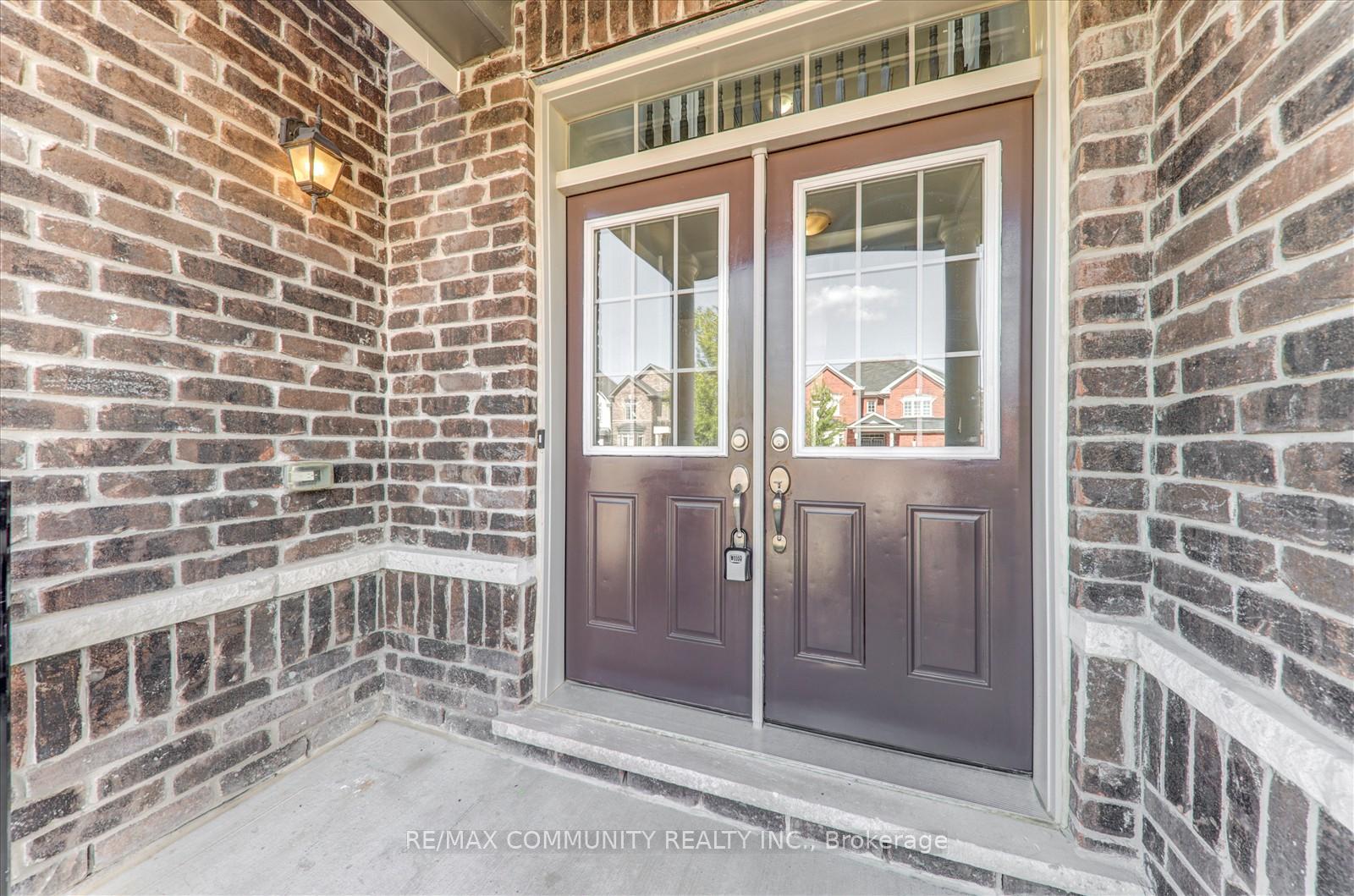 Photo 2 of 10 Whitehand Drive, Clarington, Newcastle — HOMEH