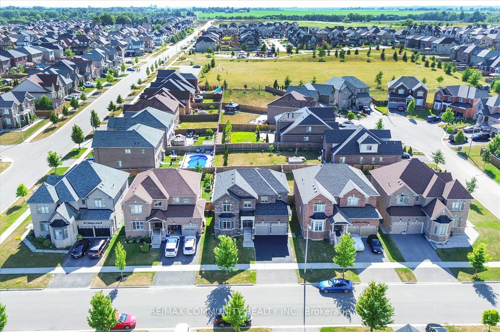 Photo 3 of 10 Whitehand Drive, Clarington, Newcastle — HOMEH