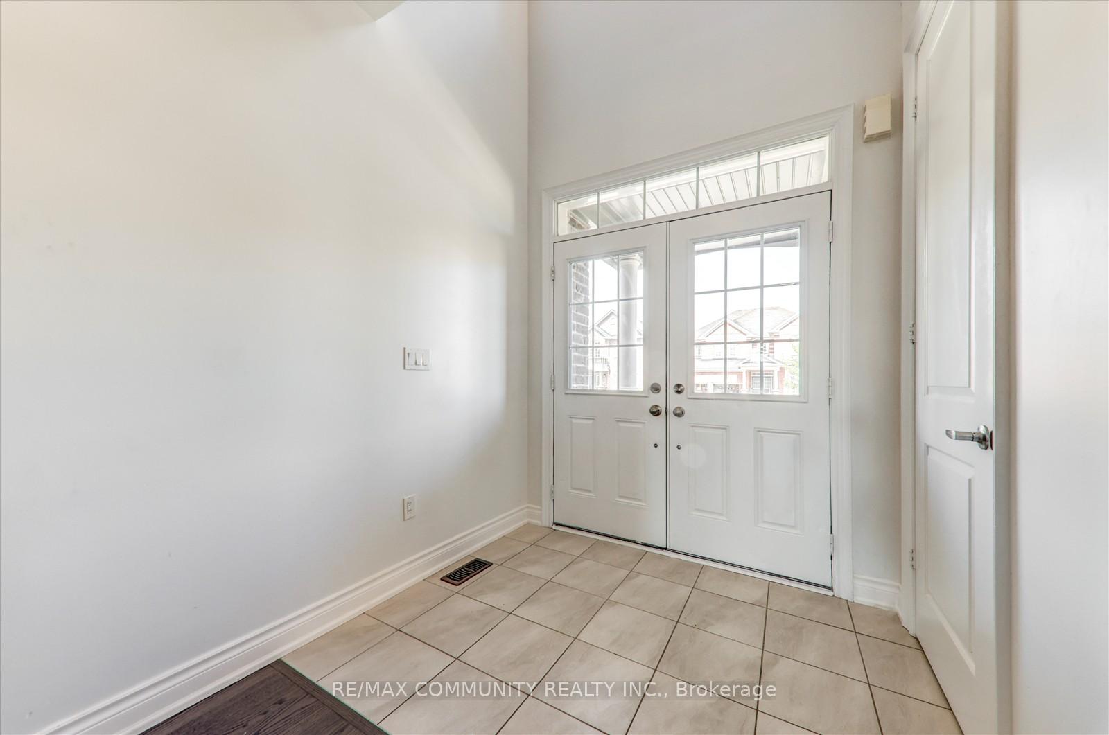 Photo 4 of 10 Whitehand Drive, Clarington, Newcastle — HOMEH