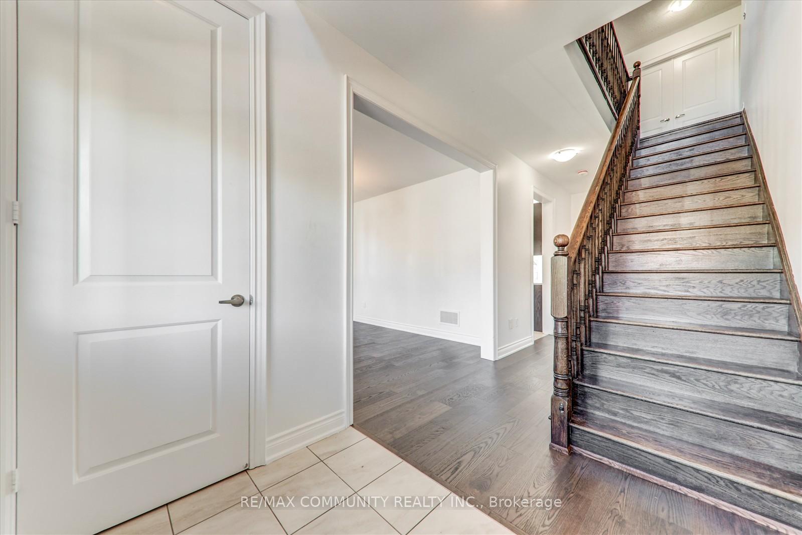 Photo 5 of 10 Whitehand Drive, Clarington, Newcastle — HOMEH