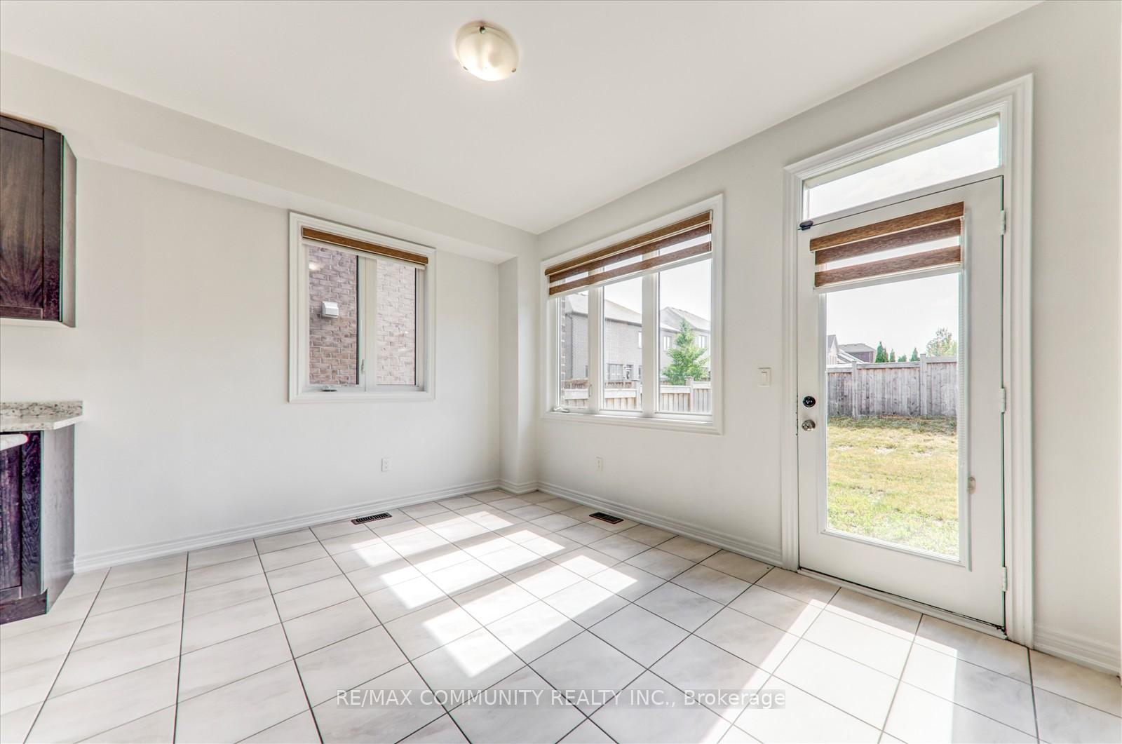 Photo 18 of 10 Whitehand Drive, Clarington, Newcastle — HOMEH