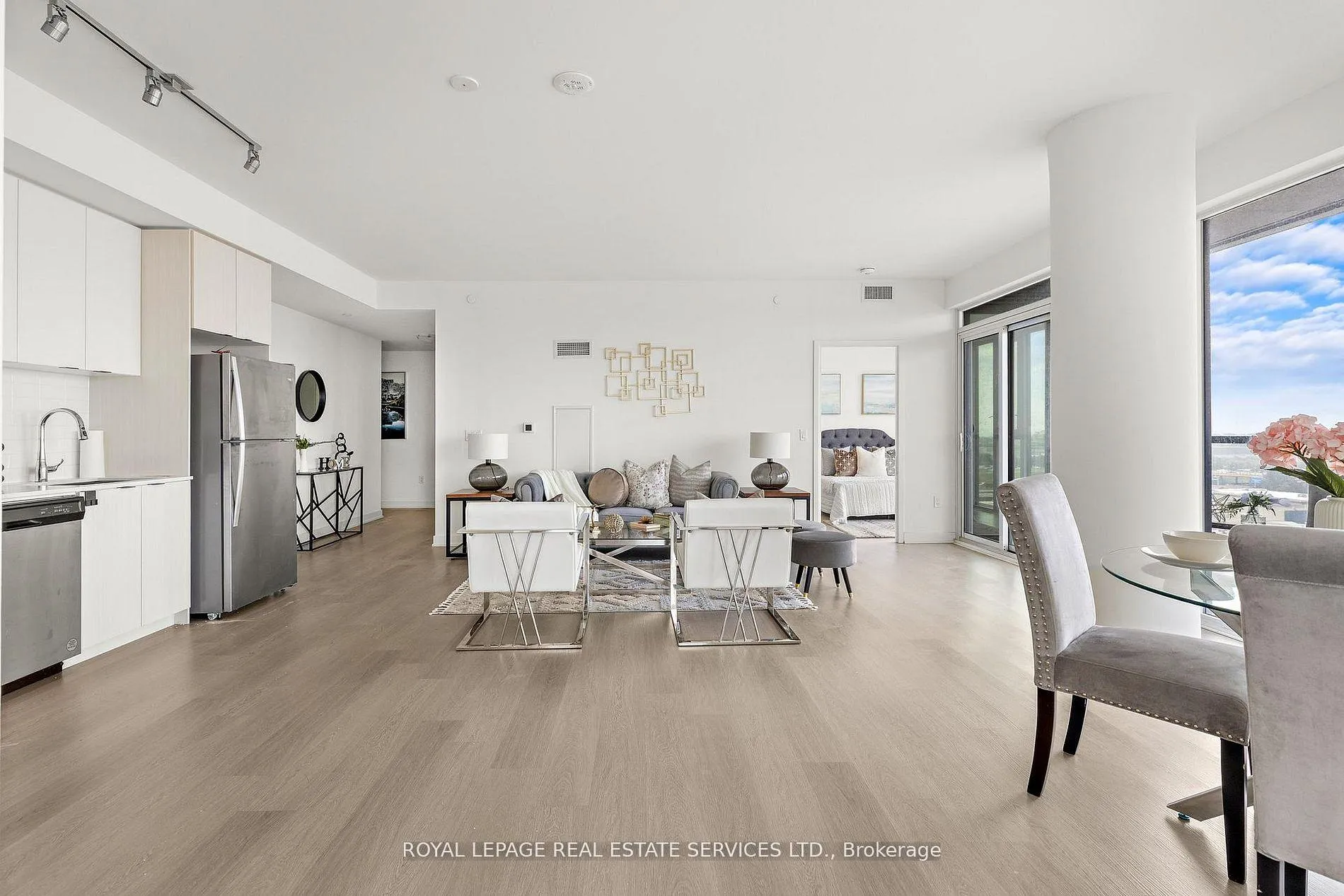 Photo 2 of Unit 907, 859 The Queensway, Etobicoke, Stonegate-Queensway — HOMEH