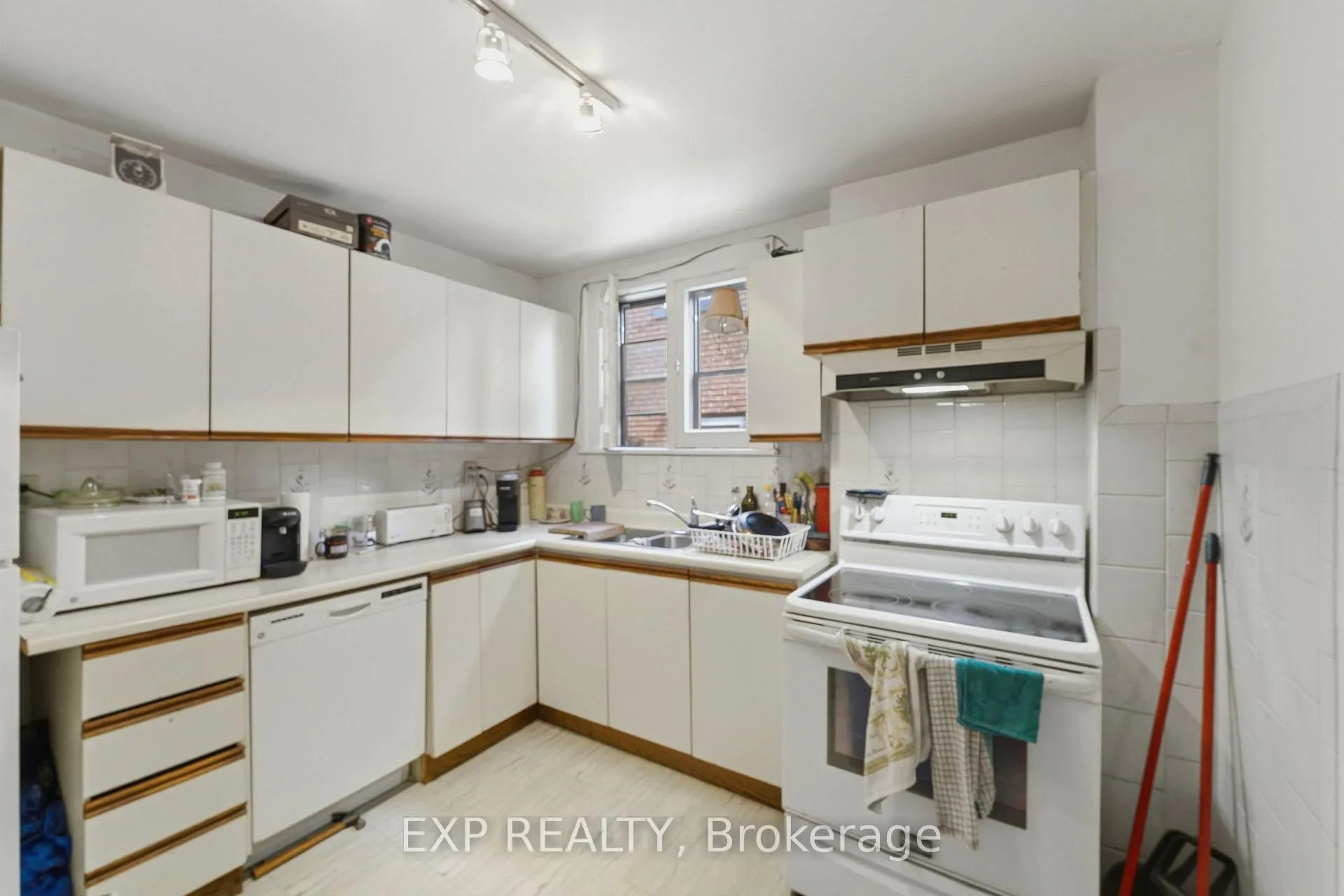 Photo 12 of 509 Aberdeen Avenue, Hamilton, Kirkendall — HOMEH