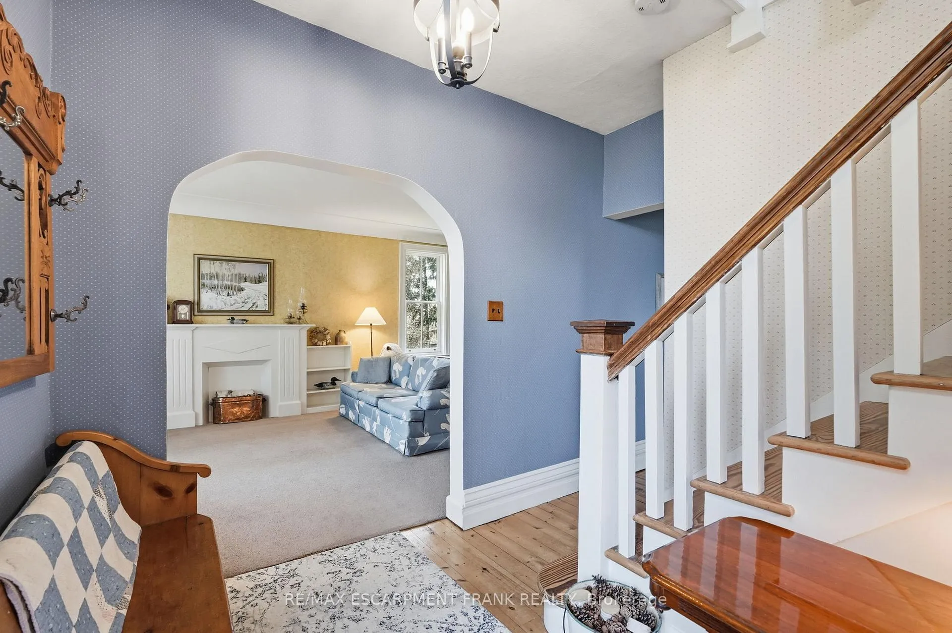 Photo 3 of 1266 Scenic Drive, Hamilton, Iroquoia Heights — HOMEH