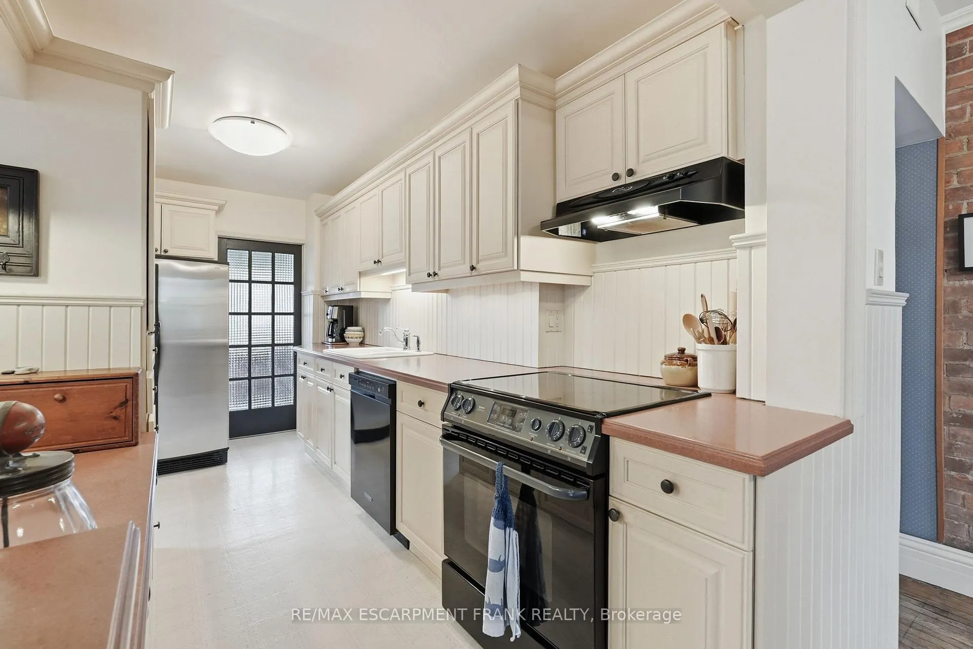 Photo 12 of 1266 Scenic Drive, Hamilton, Iroquoia Heights — HOMEH
