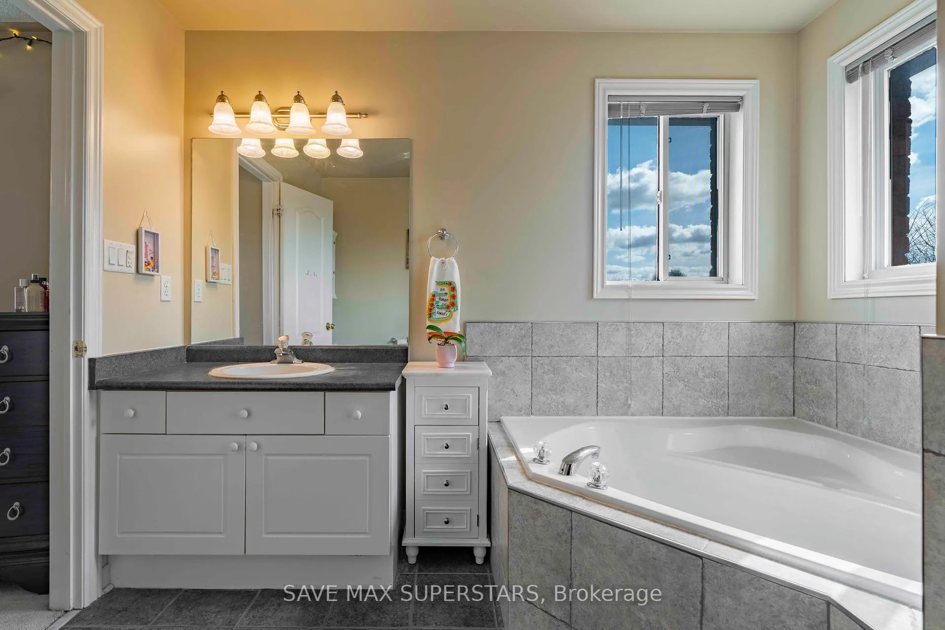 Photo 22 of 63 Gore Drive, Barrie, Ardagh — HOMEH