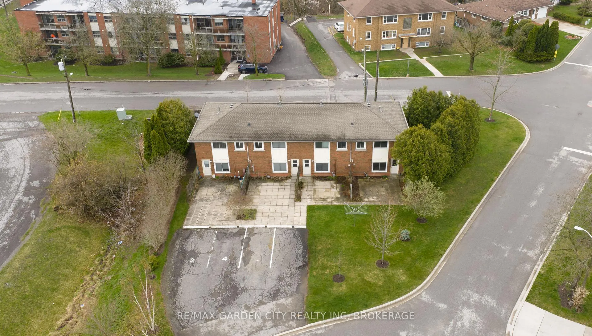Photo 6 of 2-8 Riverview Boulevard, St. Catharines, Glendale/Glenridge — HOMEH