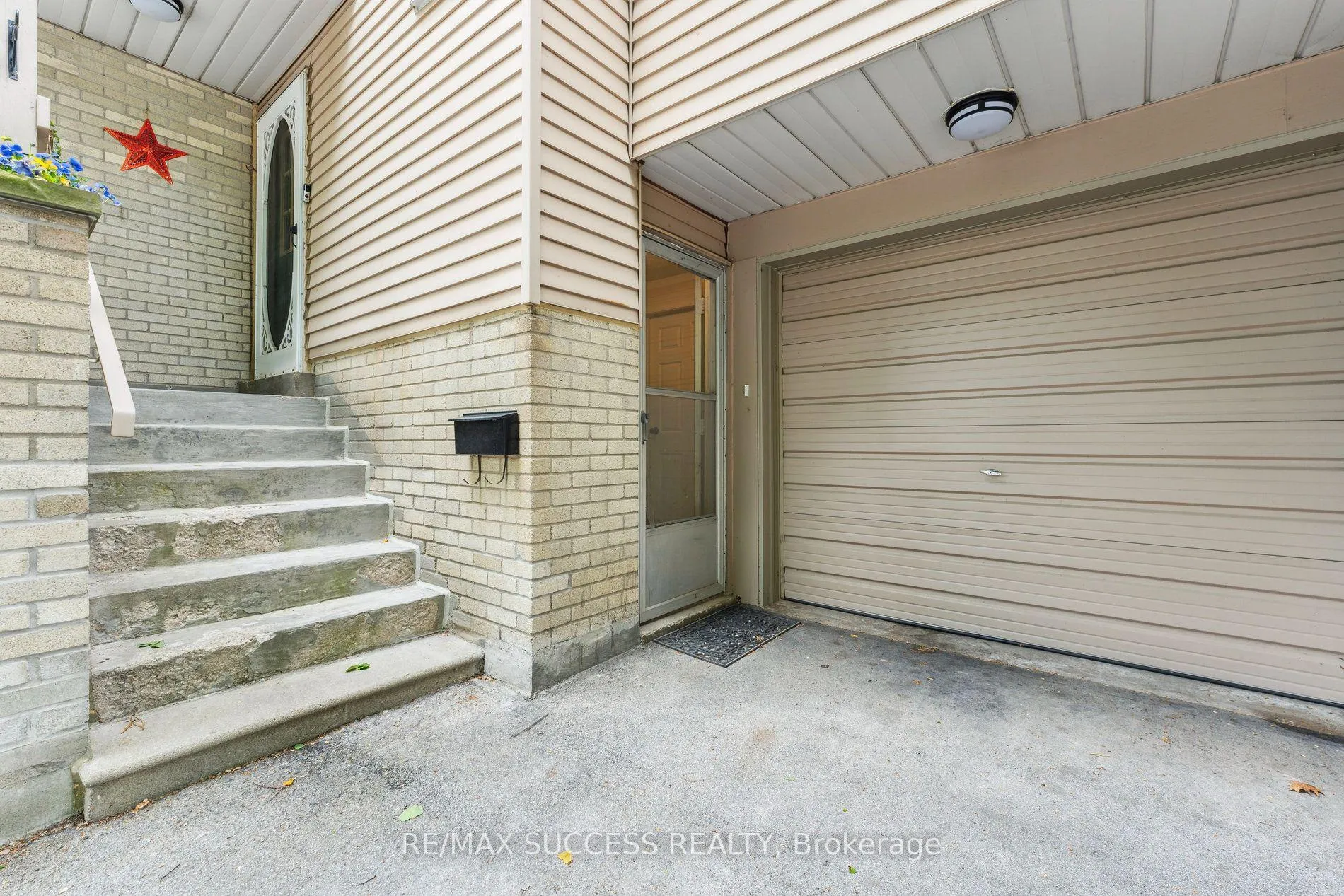 Photo 2 of 82 Lynden Circle, Halton Hills, Georgetown — HOMEH