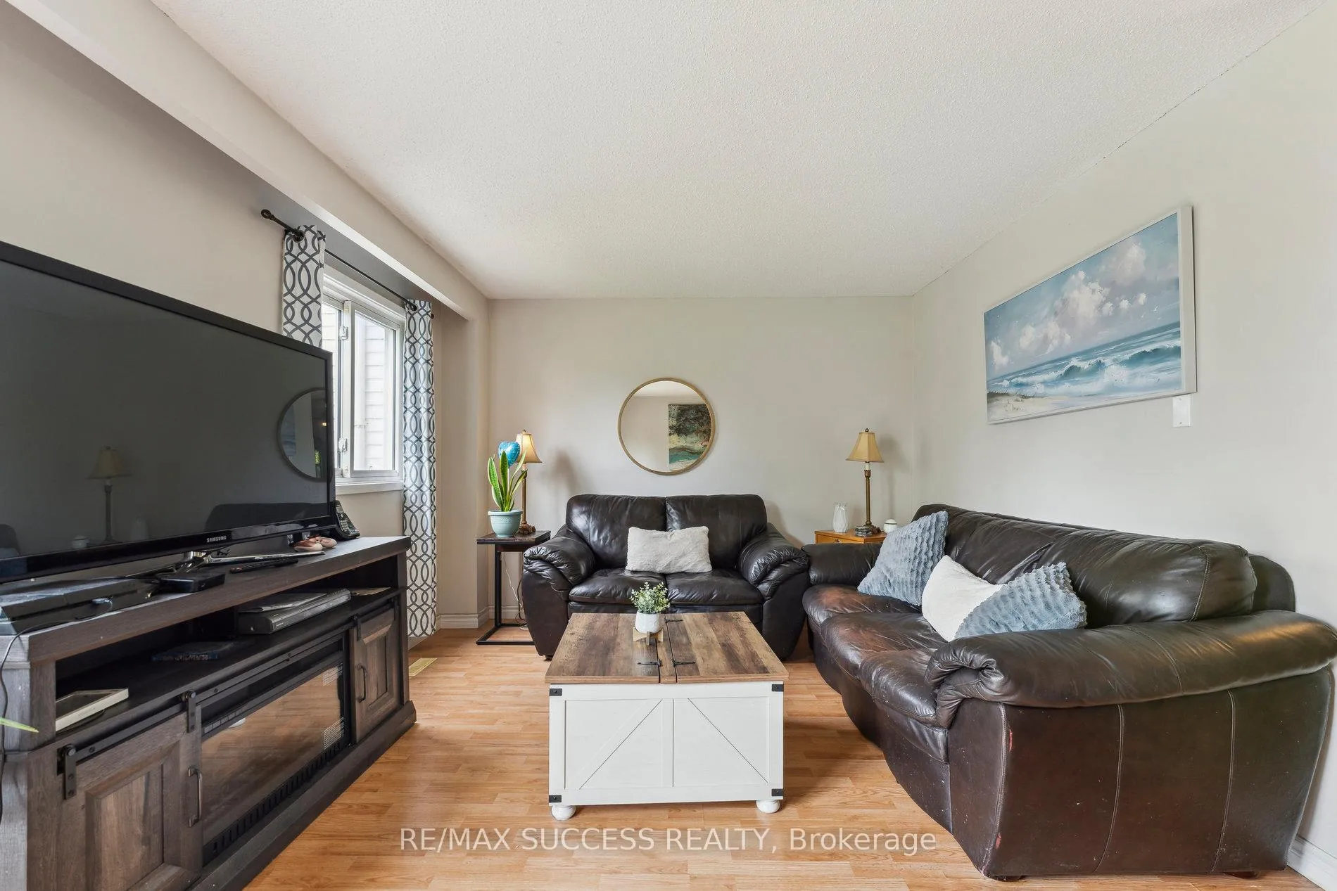 Photo 3 of 82 Lynden Circle, Halton Hills, Georgetown — HOMEH