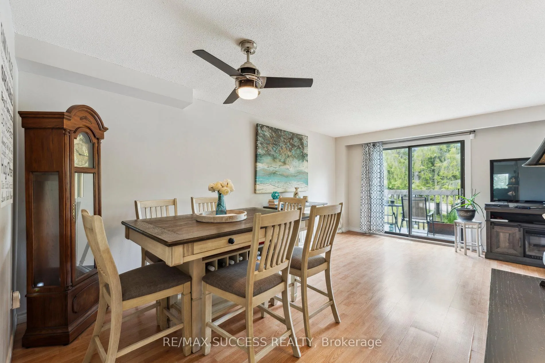 Photo 5 of 82 Lynden Circle, Halton Hills, Georgetown — HOMEH