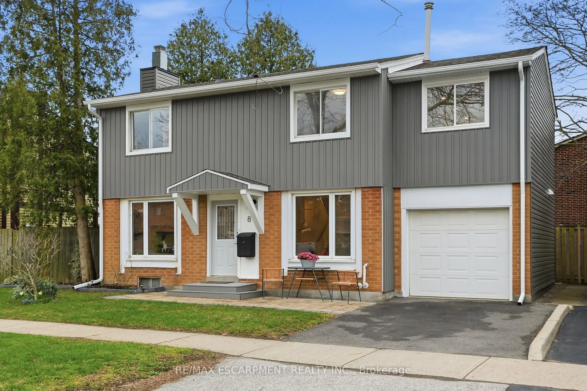 Photo 2 of 8 Chudleigh Street, Hamilton, Waterdown — HOMEH