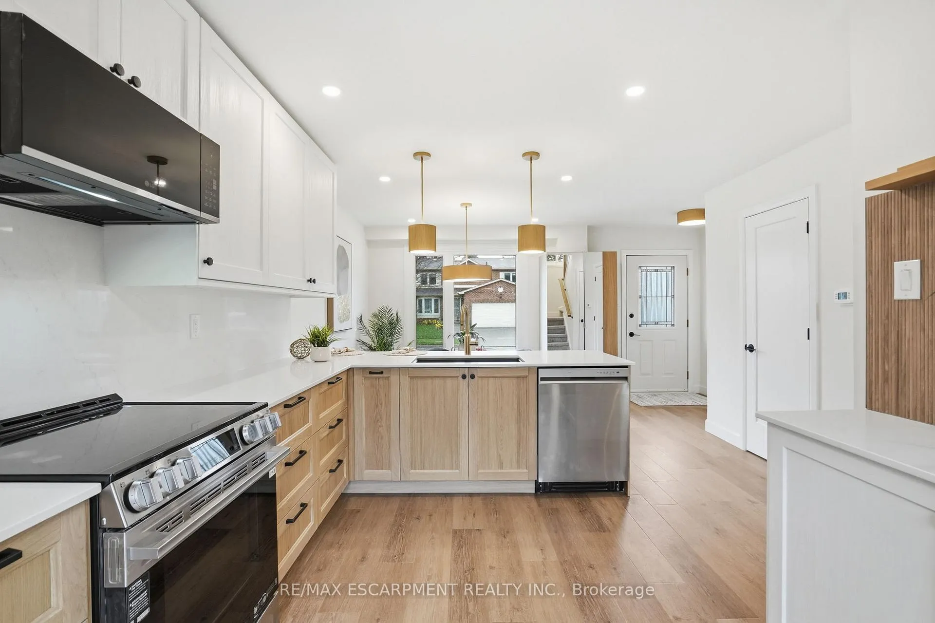 Photo 13 of 8 Chudleigh Street, Hamilton, Waterdown — HOMEH