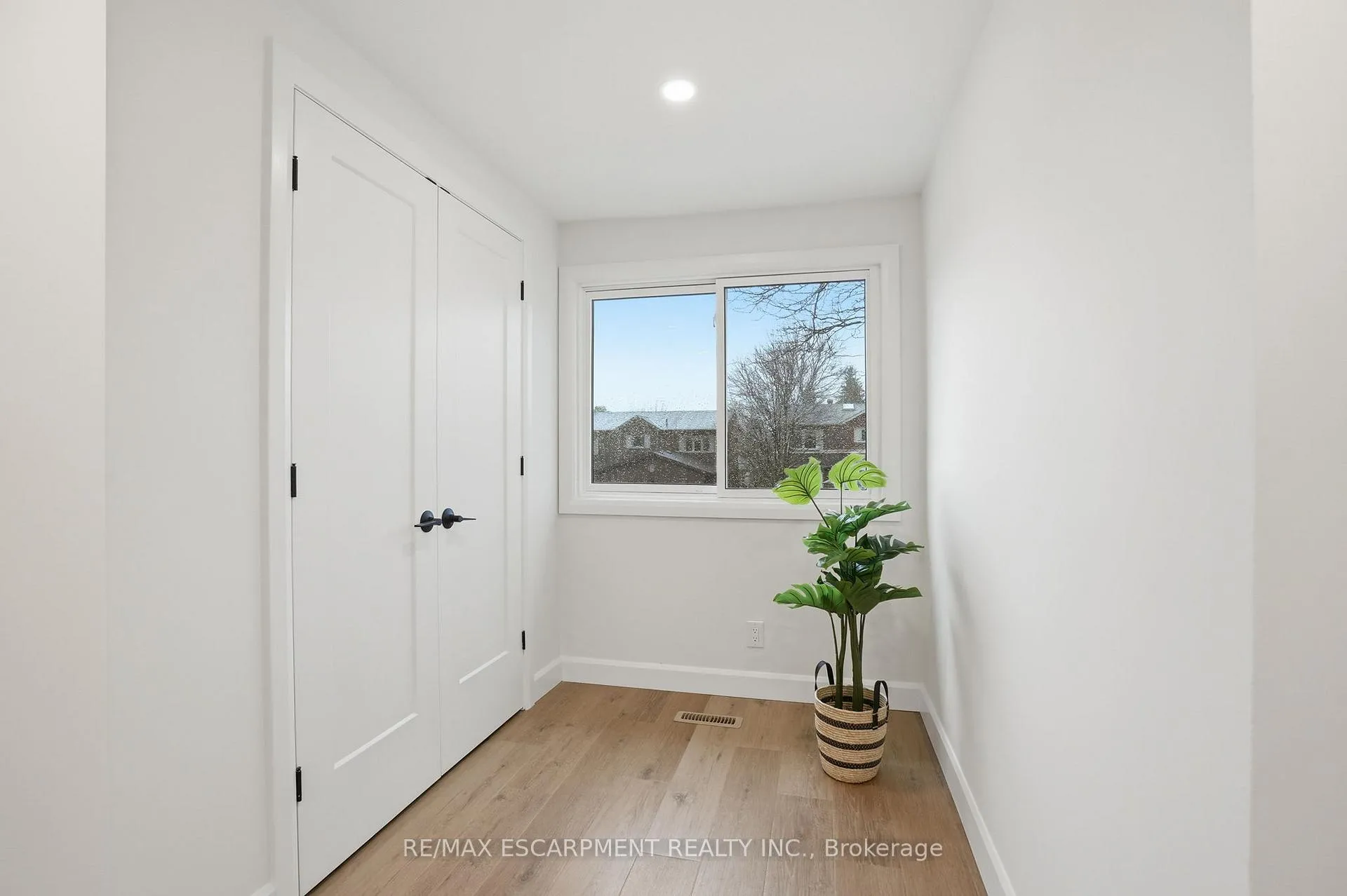 Photo 27 of 8 Chudleigh Street, Hamilton, Waterdown — HOMEH