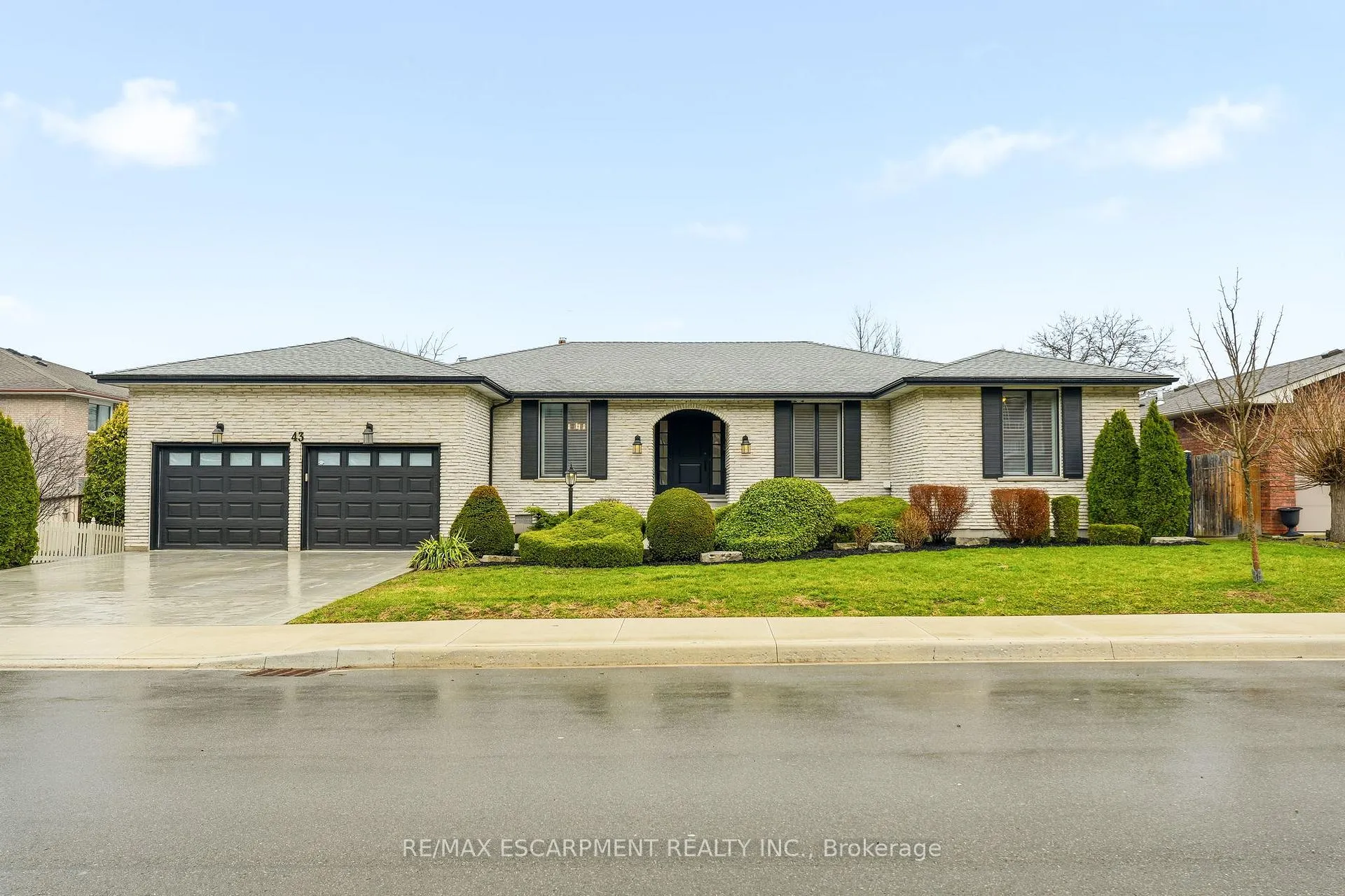 Photo 1 of 43 Maple Drive, Hamilton, Stoney Creek — HOMEH