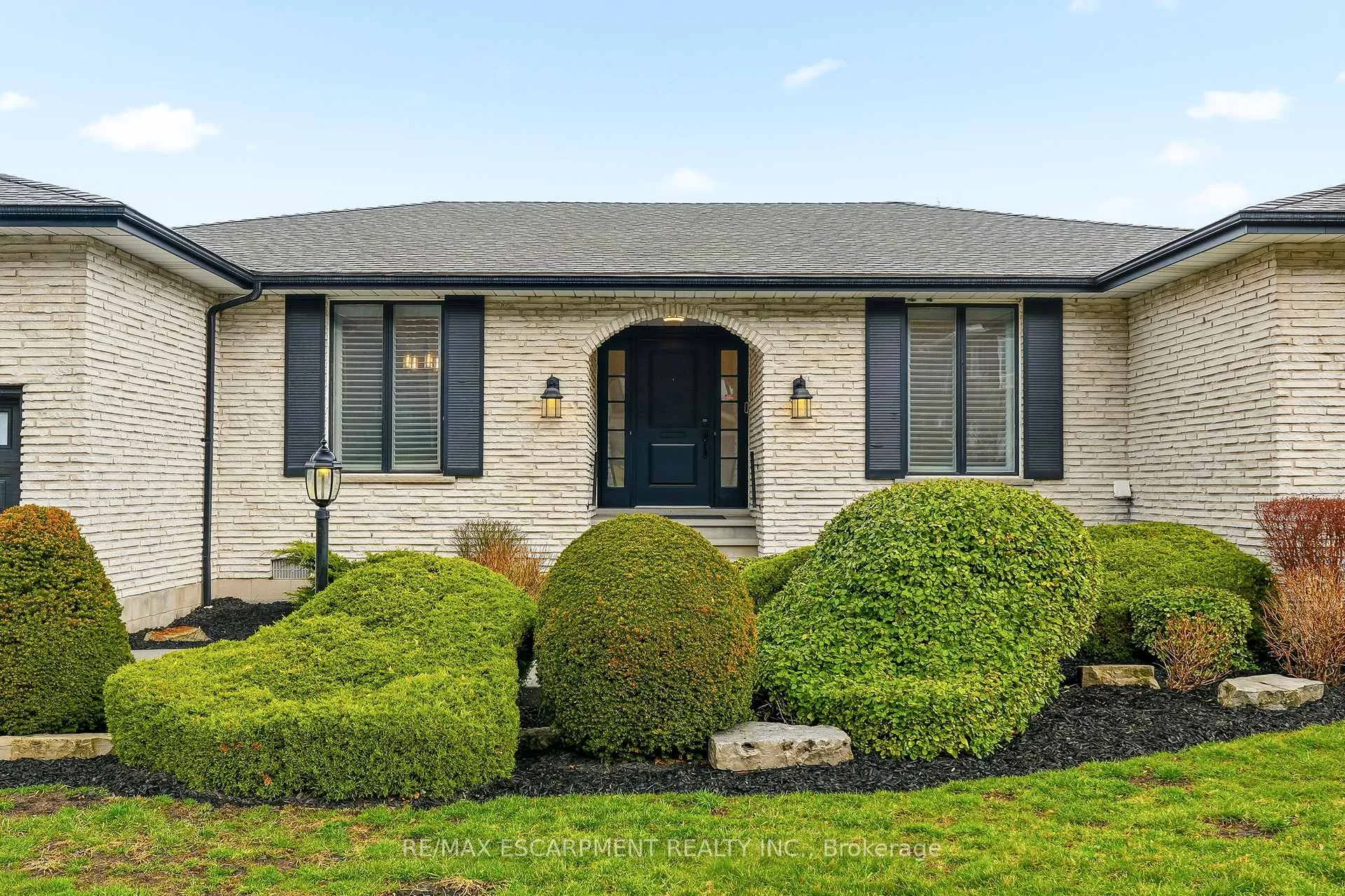 Photo 2 of 43 Maple Drive, Hamilton, Stoney Creek — HOMEH