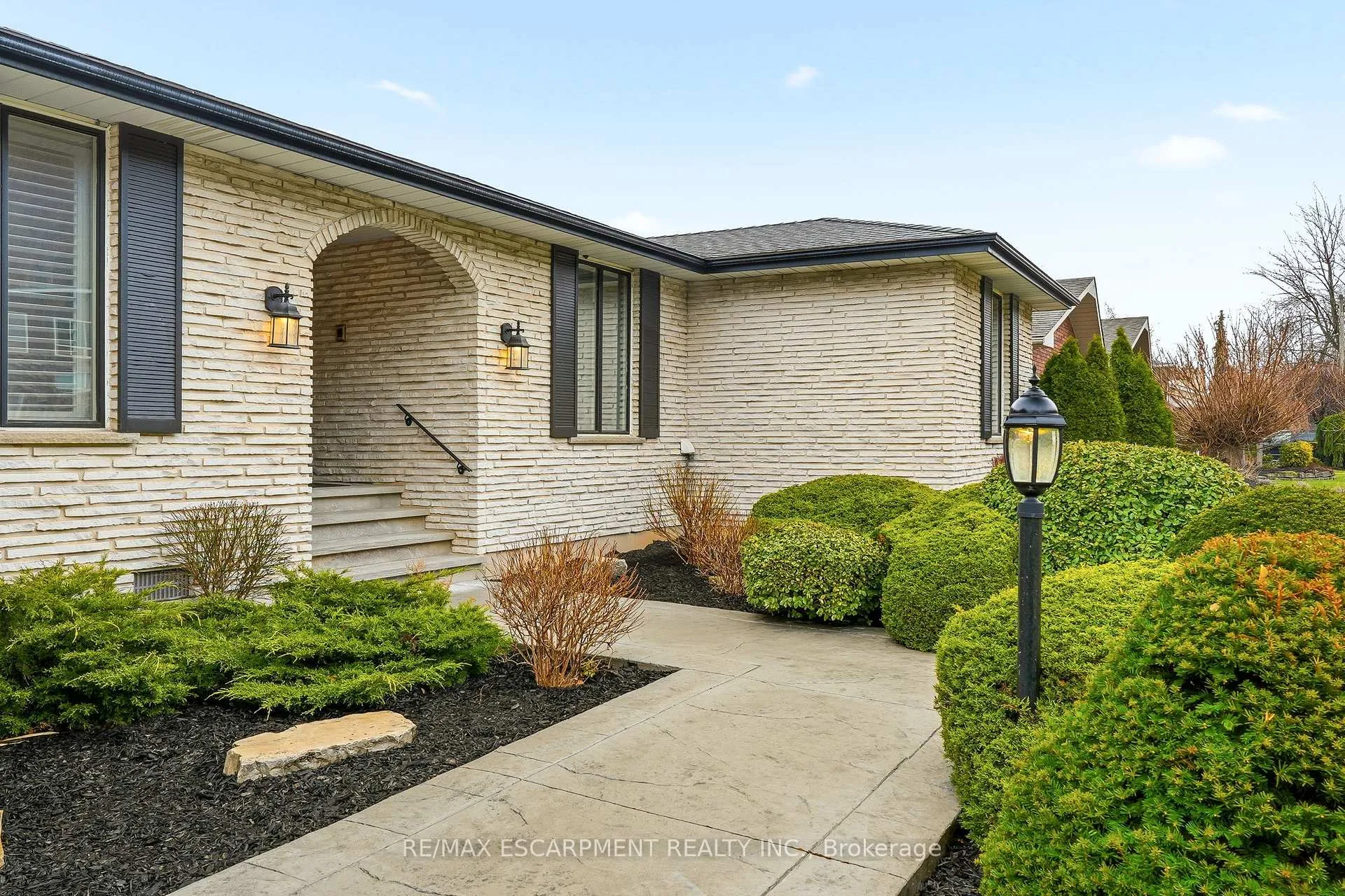 Photo 3 of 43 Maple Drive, Hamilton, Stoney Creek — HOMEH