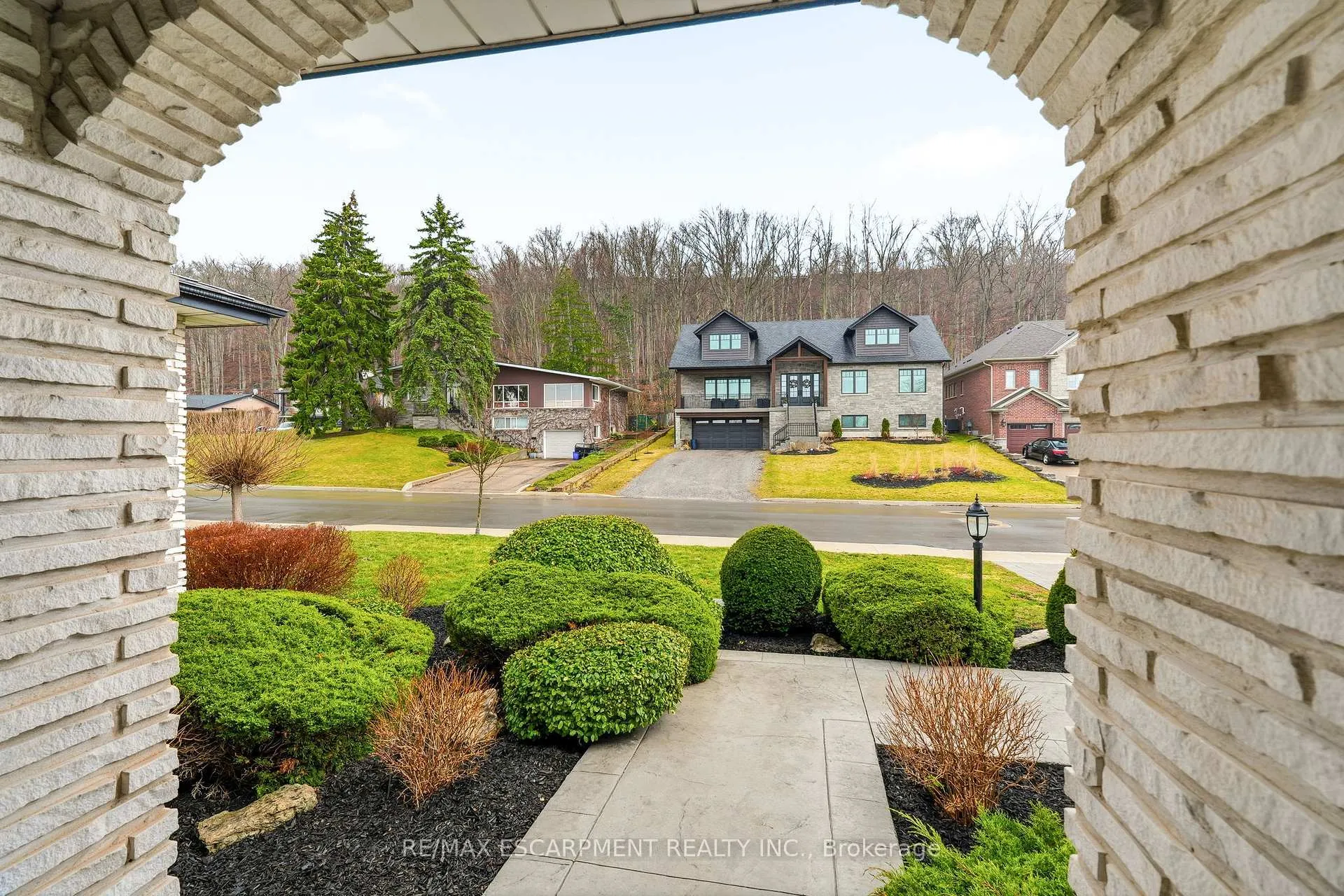 Photo 4 of 43 Maple Drive, Hamilton, Stoney Creek — HOMEH