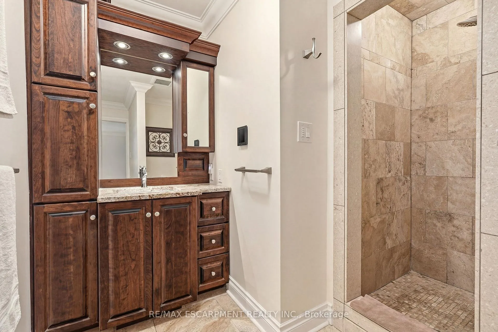 Photo 9 of 43 Maple Drive, Hamilton, Stoney Creek — HOMEH